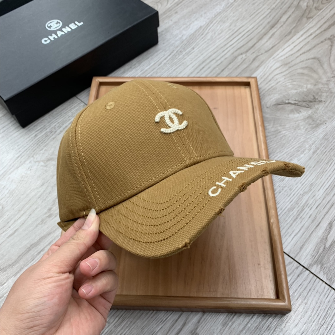 。C家。小C刺绣，春季新品棒球帽！材质：纯棉！透气性好！春天挡风，夏天防晒必备单品！颜色大气！款式新颖别