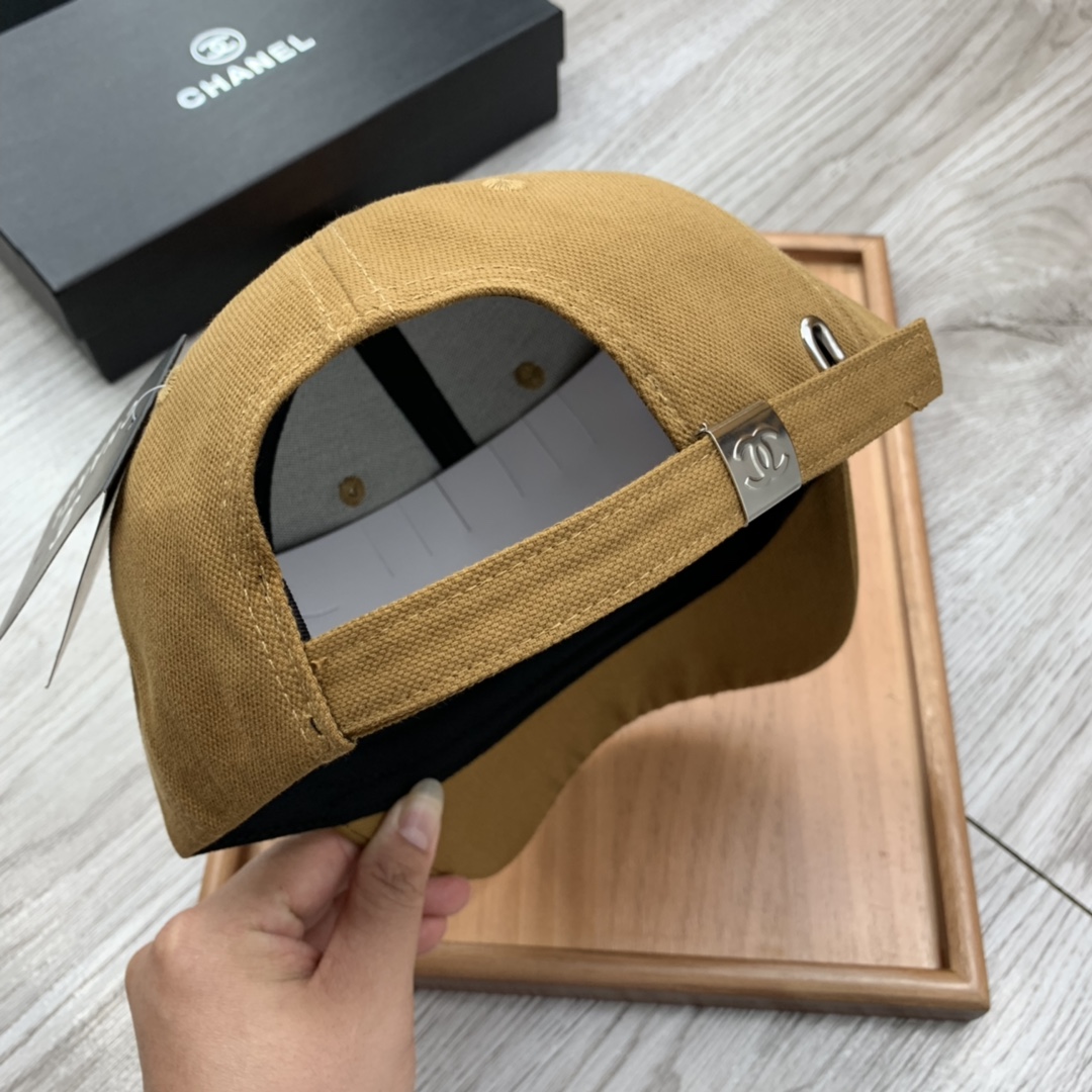 。C家。小C刺绣，春季新品棒球帽！材质：纯棉！透气性好！春天挡风，夏天防晒必备单品！颜色大气！款式新颖别