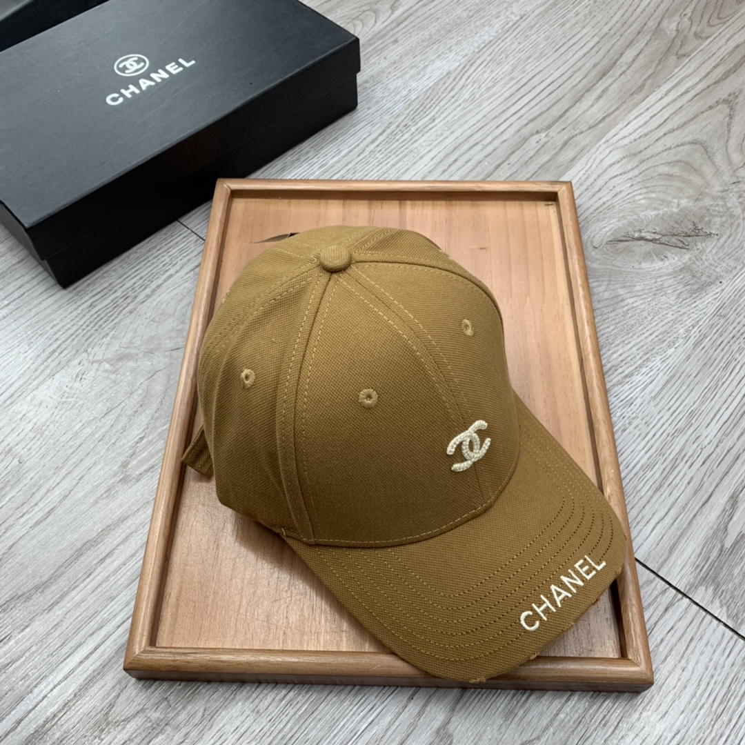 。C家。小C刺绣，春季新品棒球帽！材质：纯棉！透气性好！春天挡风，夏天防晒必备单品！颜色大气！款式新颖别