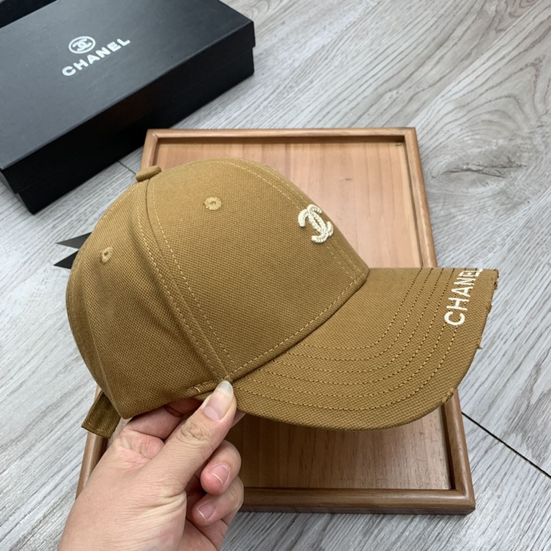 。C家。小C刺绣，春季新品棒球帽！材质：纯棉！透气性好！春天挡风，夏天防晒必备单品！颜色大气！款式新颖别