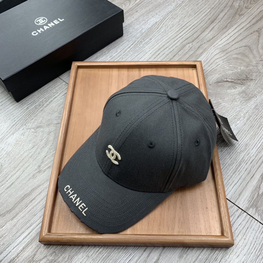 。C家。小C刺绣【配防尘袋】春季新品棒球帽！材质：纯棉！透气性好！春天挡风，夏天防晒必备单品！颜色大气！