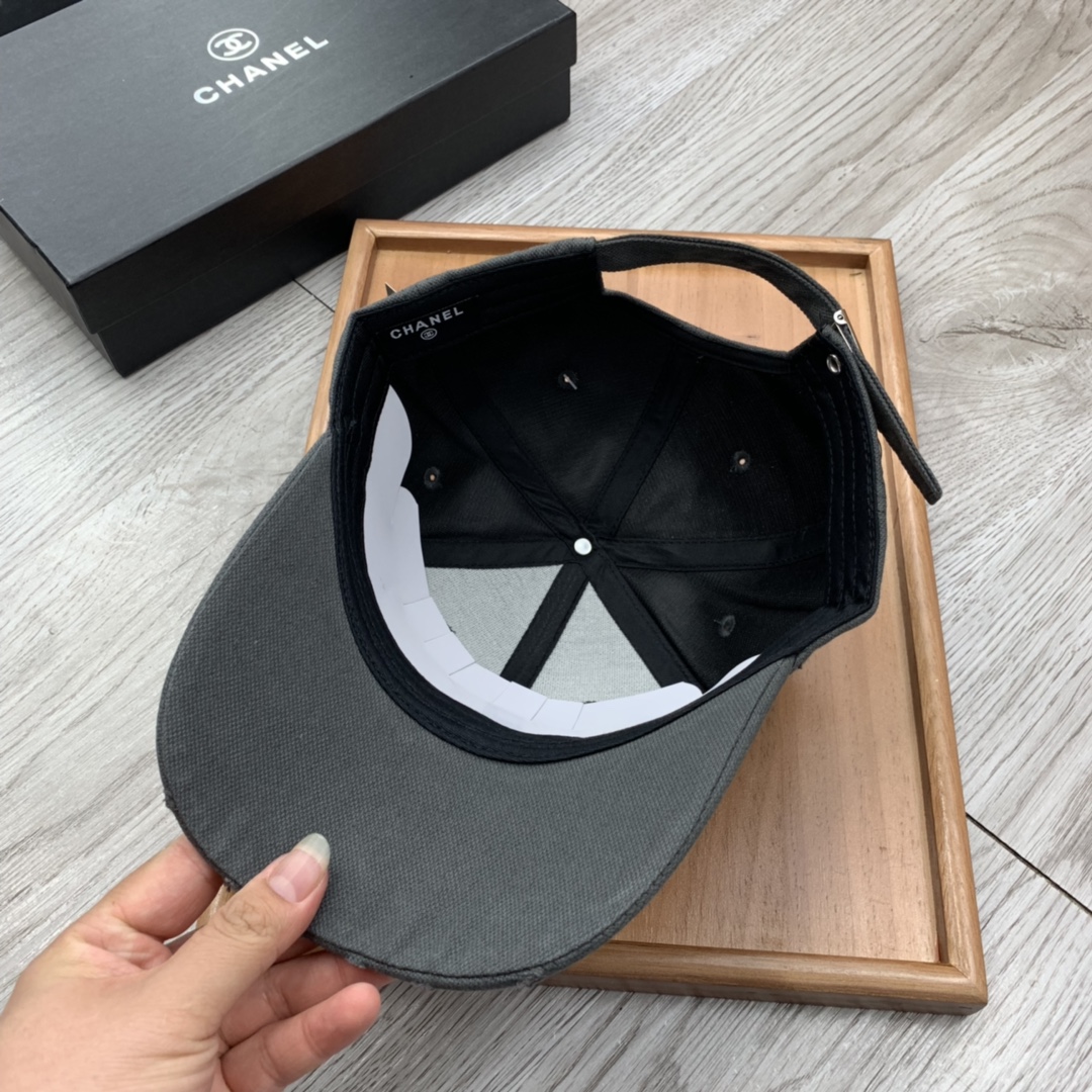 。C家。小C刺绣【配防尘袋】春季新品棒球帽！材质：纯棉！透气性好！春天挡风，夏天防晒必备单品！颜色大气！