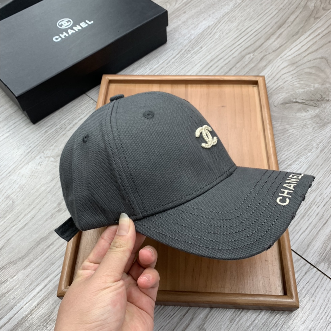 。C家。小C刺绣【配防尘袋】春季新品棒球帽！材质：纯棉！透气性好！春天挡风，夏天防晒必备单品！颜色大气！