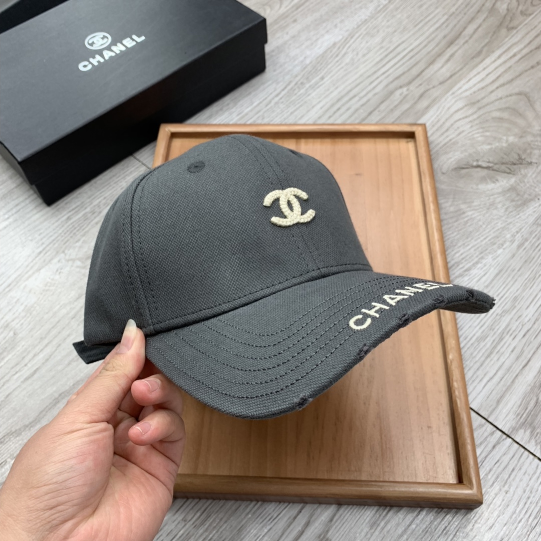 。C家。小C刺绣【配防尘袋】春季新品棒球帽！材质：纯棉！透气性好！春天挡风，夏天防晒必备单品！颜色大气！