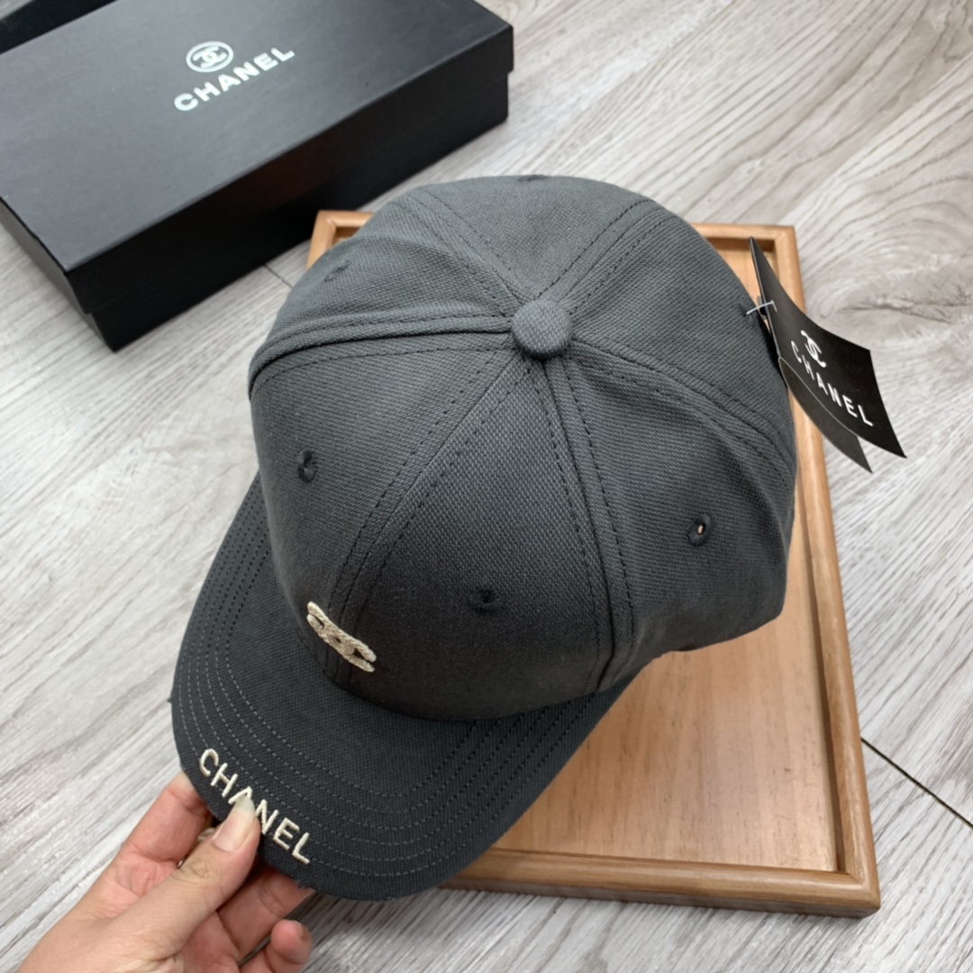 。C家。小C刺绣【配防尘袋】春季新品棒球帽！材质：纯棉！透气性好！春天挡风，夏天防晒必备单品！颜色大气！