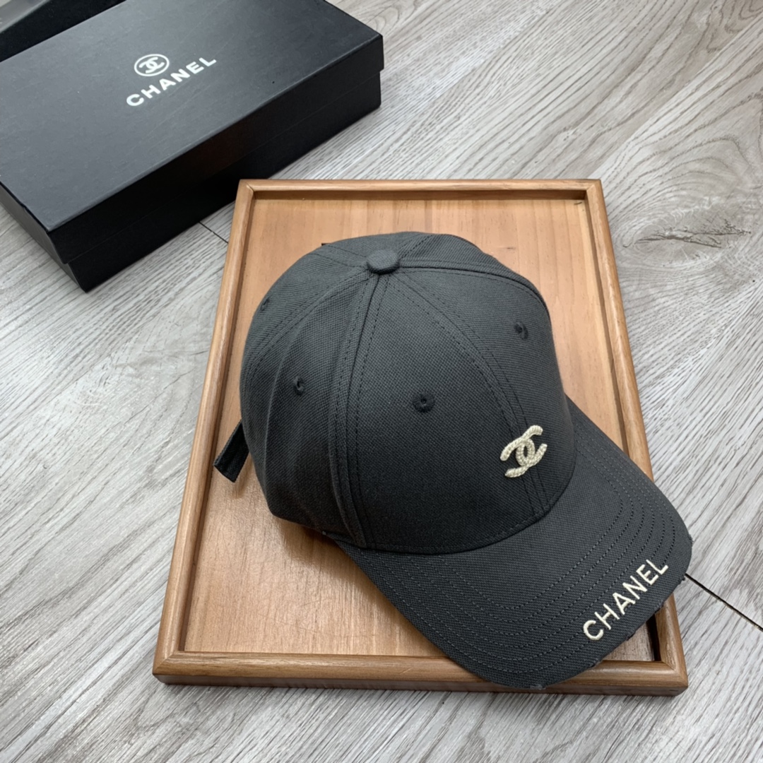 。C家。小C刺绣【配防尘袋】春季新品棒球帽！材质：纯棉！透气性好！春天挡风，夏天防晒必备单品！颜色大气！