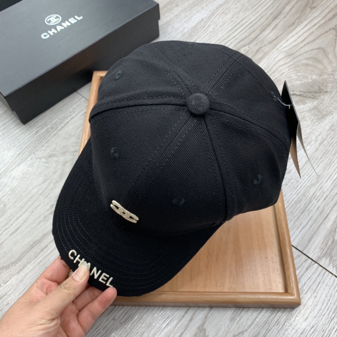 。C家。小C刺绣，春季新品棒球帽！材质：纯棉！透气性好！春天挡风，夏天防晒必备单品！颜色大气！款式新颖别