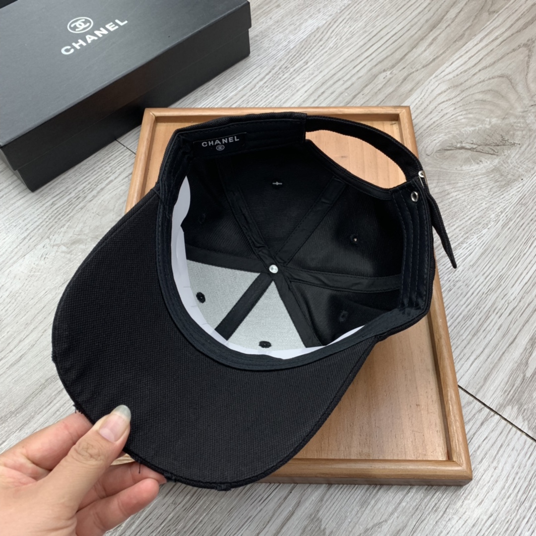 。C家。小C刺绣，春季新品棒球帽！材质：纯棉！透气性好！春天挡风，夏天防晒必备单品！颜色大气！款式新颖别