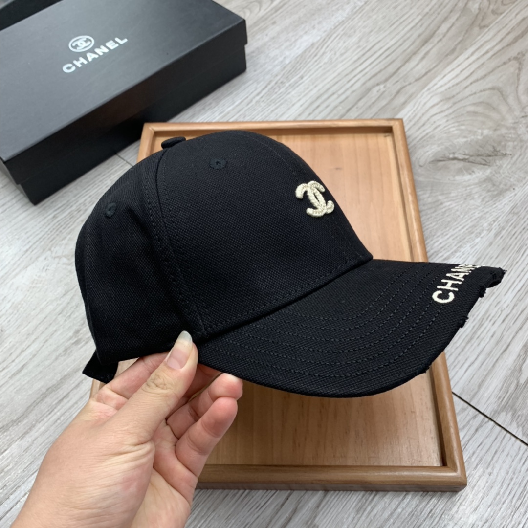 。C家。小C刺绣，春季新品棒球帽！材质：纯棉！透气性好！春天挡风，夏天防晒必备单品！颜色大气！款式新颖别