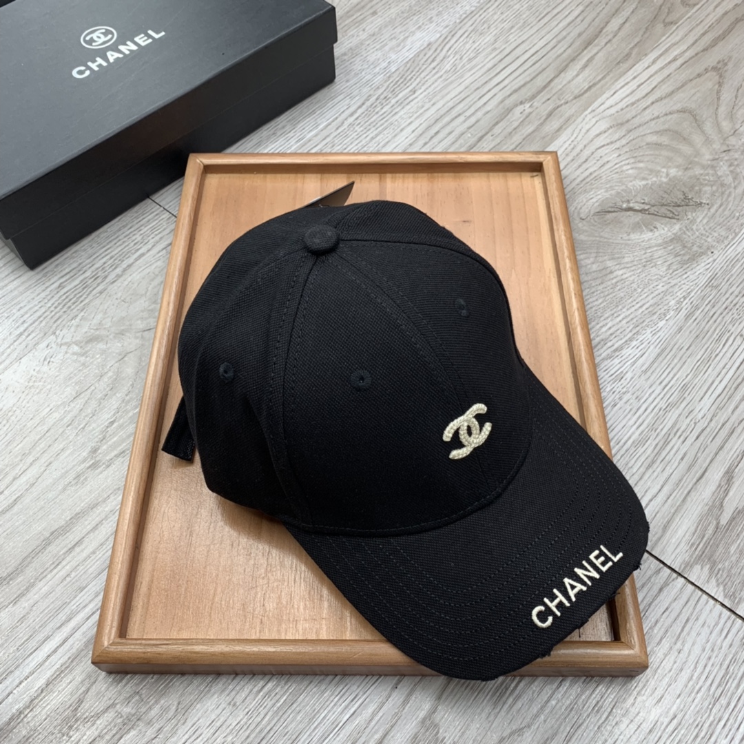 。C家。小C刺绣，春季新品棒球帽！材质：纯棉！透气性好！春天挡风，夏天防晒必备单品！颜色大气！款式新颖别