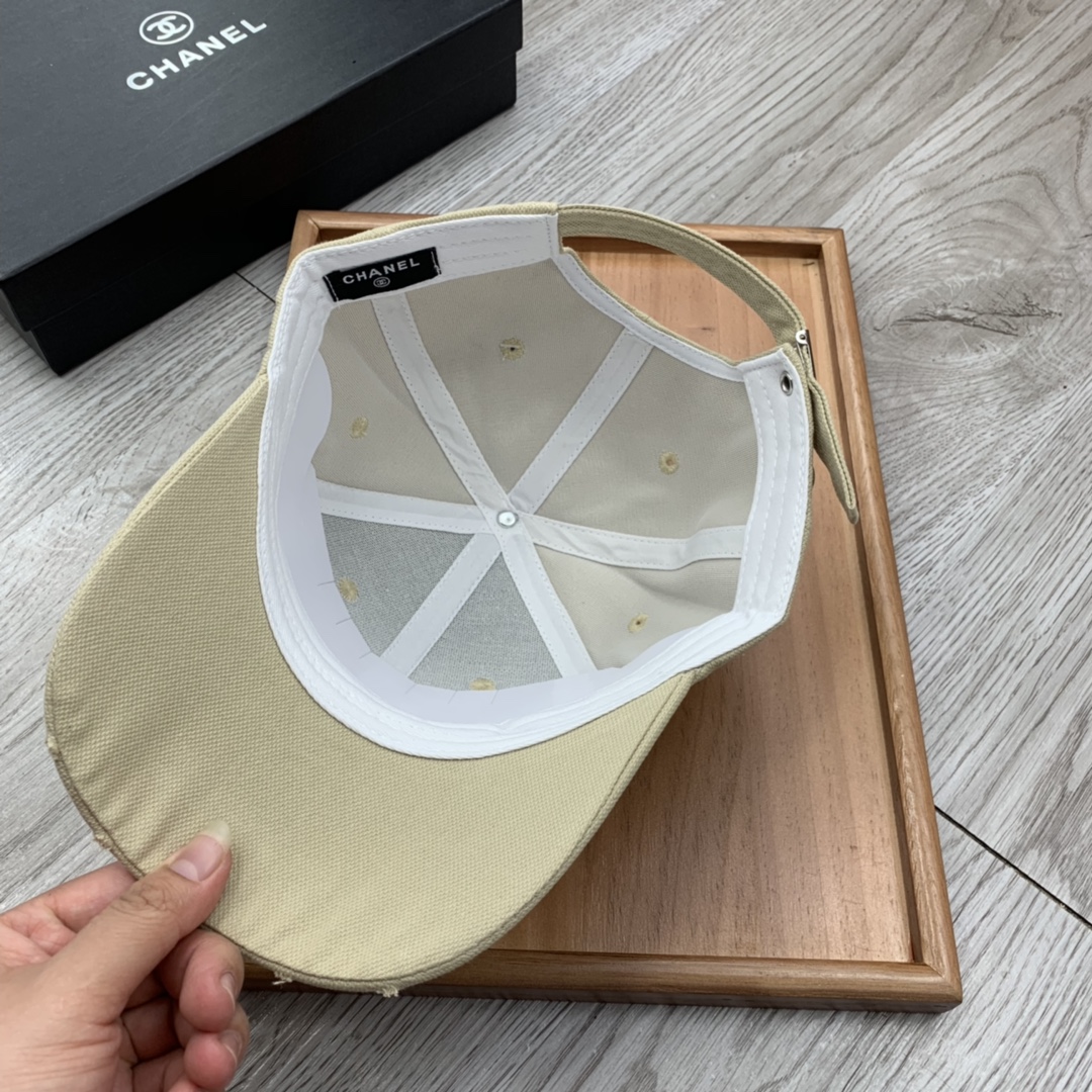 。C家。小C刺绣，春季新品棒球帽！材质：纯棉！透气性好！春天挡风，夏天防晒必备单品！颜色大气！款式新颖别