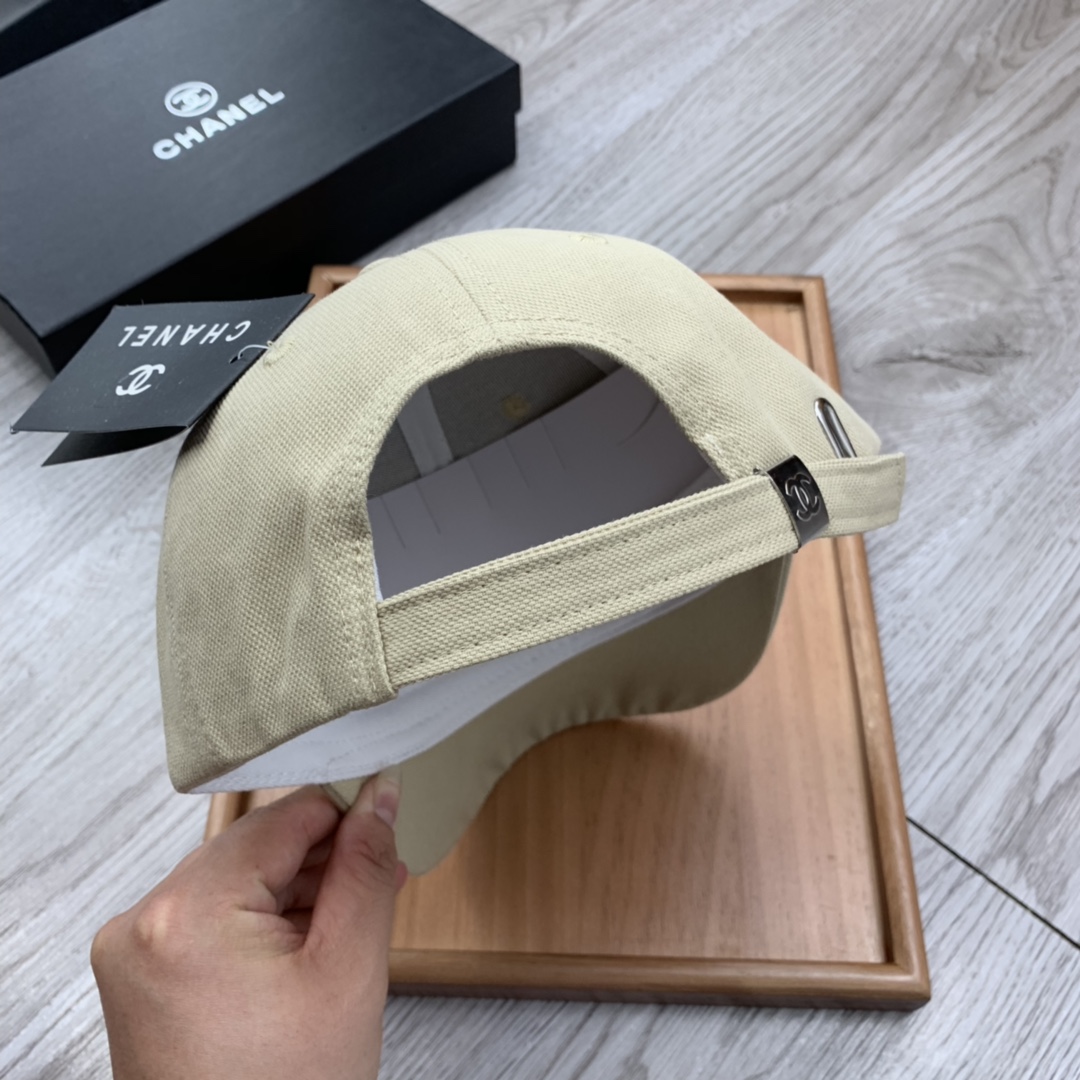 。C家。小C刺绣，春季新品棒球帽！材质：纯棉！透气性好！春天挡风，夏天防晒必备单品！颜色大气！款式新颖别