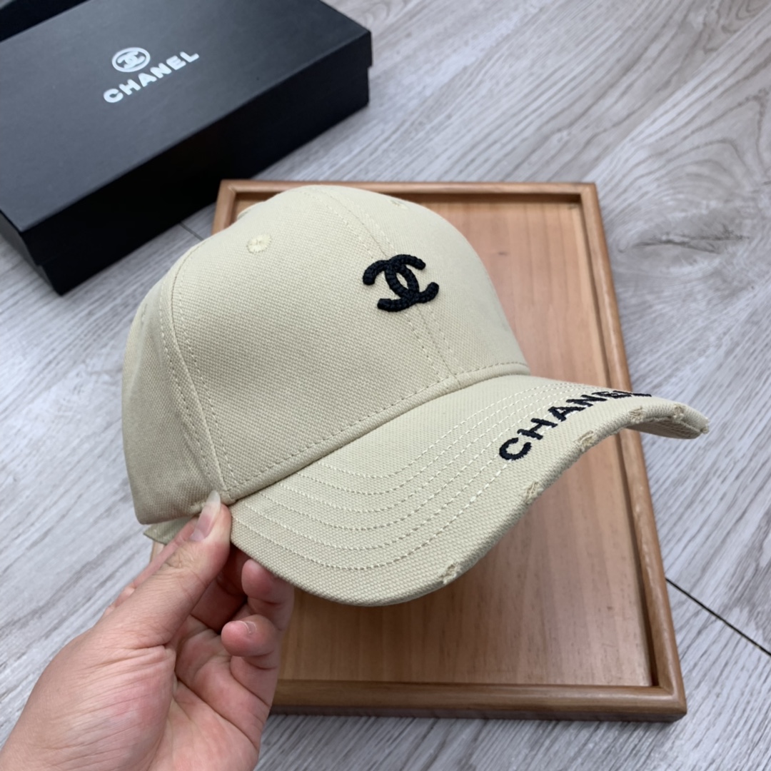 。C家。小C刺绣，春季新品棒球帽！材质：纯棉！透气性好！春天挡风，夏天防晒必备单品！颜色大气！款式新颖别