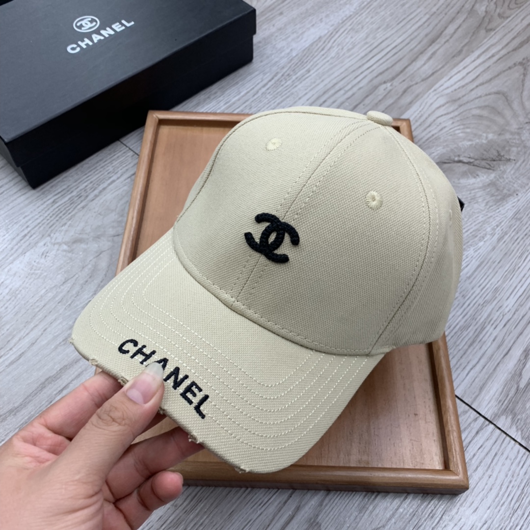 。C家。小C刺绣，春季新品棒球帽！材质：纯棉！透气性好！春天挡风，夏天防晒必备单品！颜色大气！款式新颖别