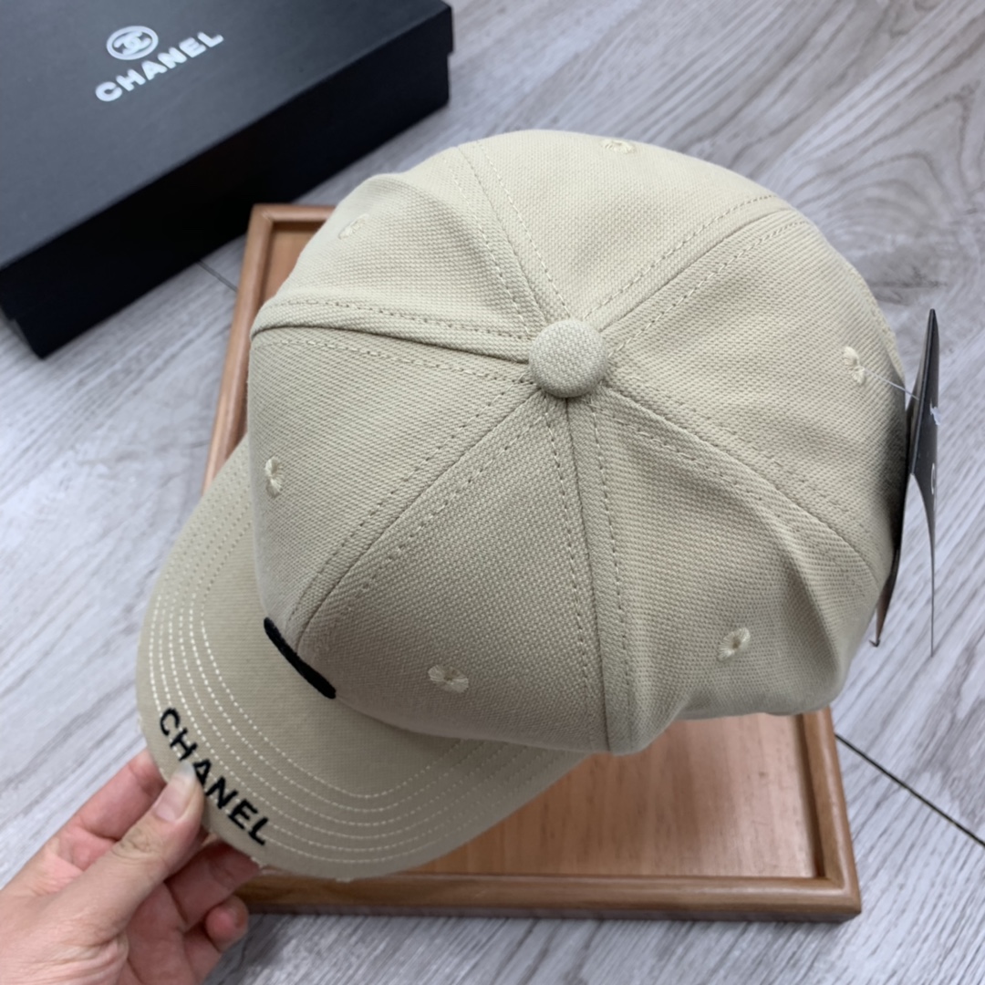 。C家。小C刺绣，春季新品棒球帽！材质：纯棉！透气性好！春天挡风，夏天防晒必备单品！颜色大气！款式新颖别