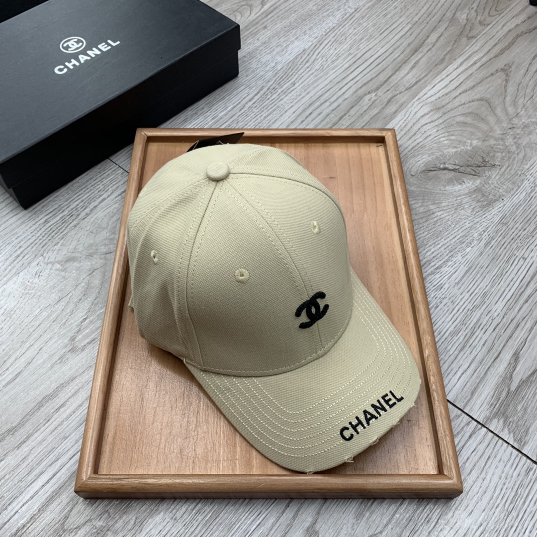 。C家。小C刺绣，春季新品棒球帽！材质：纯棉！透气性好！春天挡风，夏天防晒必备单品！颜色大气！款式新颖别