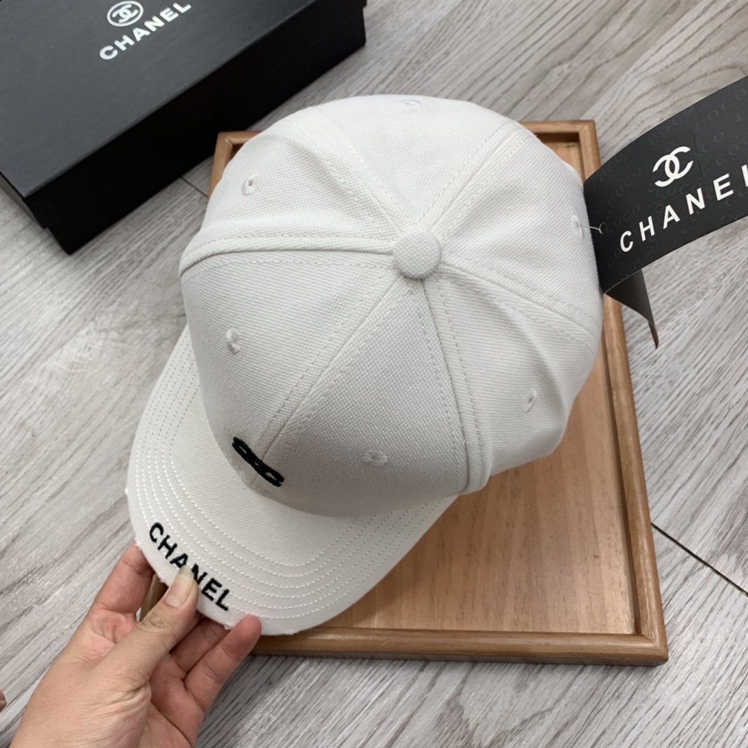 。C家。小C刺绣，春季新品棒球帽！材质：纯棉！透气性好！春天挡风，夏天防晒必备单品！颜色大气！款式新颖别