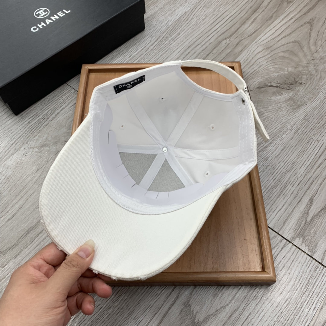 。C家。小C刺绣，春季新品棒球帽！材质：纯棉！透气性好！春天挡风，夏天防晒必备单品！颜色大气！款式新颖别