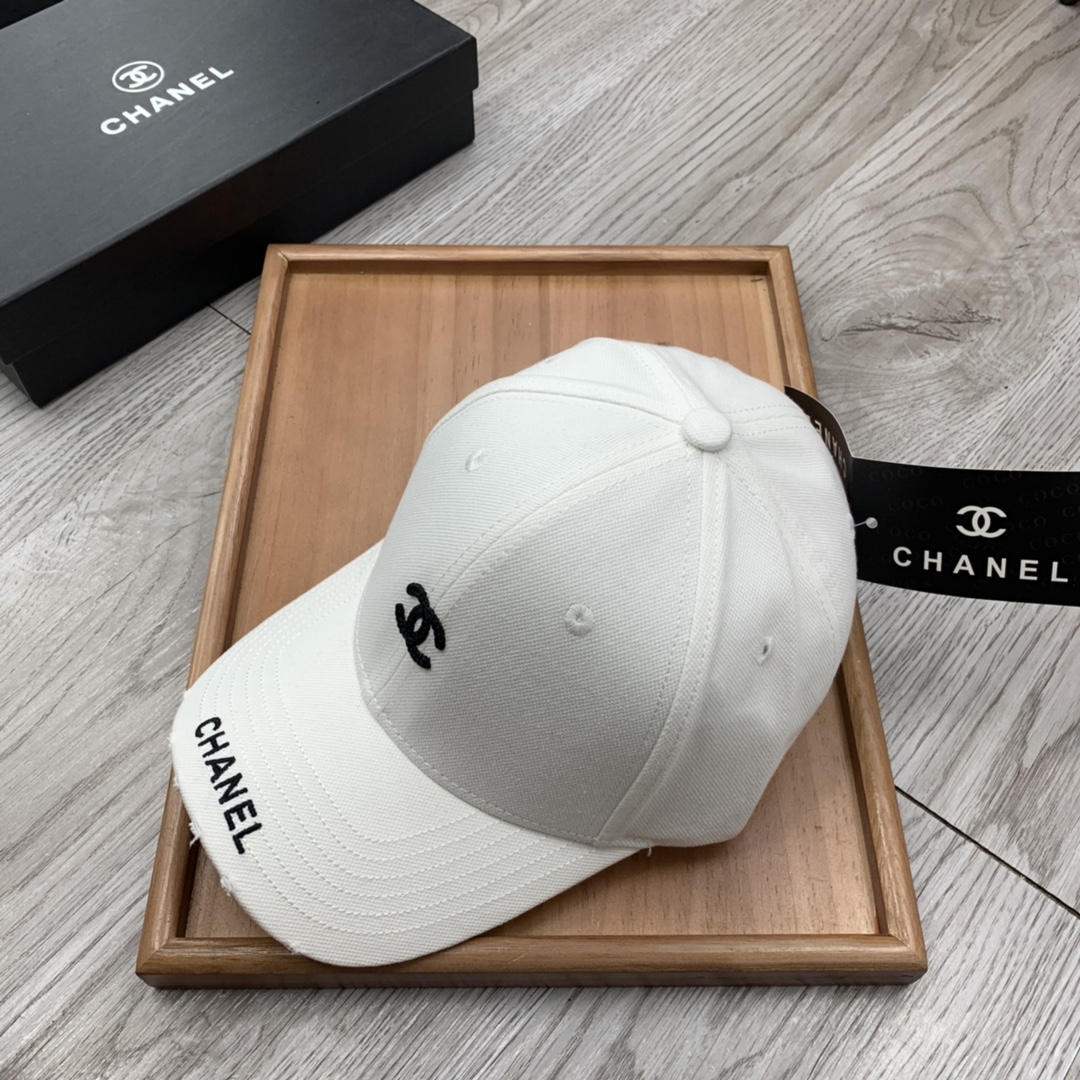 。C家。小C刺绣，春季新品棒球帽！材质：纯棉！透气性好！春天挡风，夏天防晒必备单品！颜色大气！款式新颖别