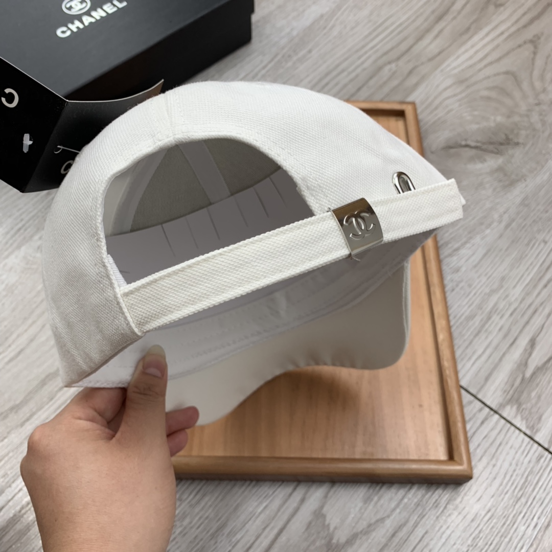 。C家。小C刺绣，春季新品棒球帽！材质：纯棉！透气性好！春天挡风，夏天防晒必备单品！颜色大气！款式新颖别