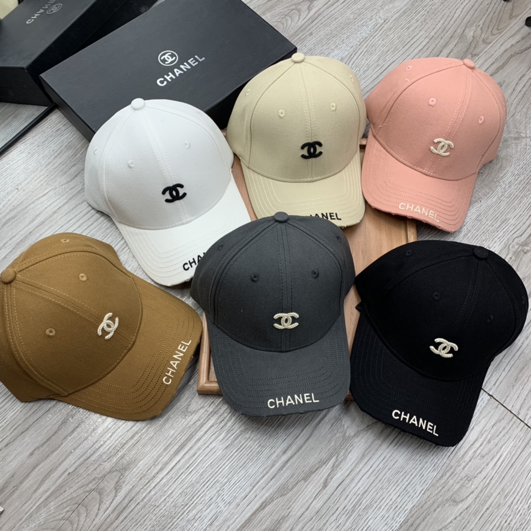 。C家。小C刺绣，春季新品棒球帽！材质：纯棉！透气性好！春天挡风，夏天防晒必备单品！颜色大气！款式新颖别