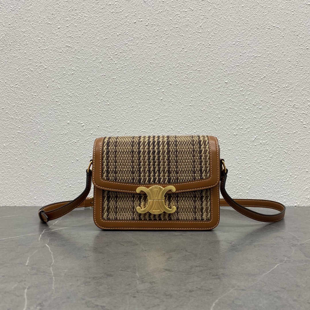 NO:197275,Genuine Classic Triomphe_New Classic Custom Houndstrap Arc de Triomphe New upgrade of pure steel hardware - not easy to fade or rust - more durable than alloy - Definition of new concept of Arc de Triomphe Add elements of Paris Retro style Noble temperament Recognized by the fashion field The love of many celebrities The classic reinnovation Re-reshapes the classic bag buckle design is very consistent with the cutting-edge fashion. The outer skin is pure sheepskin inside. Size 18-14-6. No. 188423. Graphic brown, Celine, celine, celine, cowhide, sheepskin19860909正品级 Triomphe_新经典 定制千鸟格面料凯旋门 纯钢五金新升级-不易掉色、生锈-相比合金更耐久- 凯旋门新理念的定义 添加巴黎的元素 复古风调 高贵的气质 被时尚领域再度认知 超多明星的热爱款 经典再创新 再次重塑经典包扣精致设计 很符合时尚前沿 外牛皮内里纯羊皮 尺寸18-14-6 款号188423 条格棕,赛琳celine,celine,celine,cowhide,sheepskin,Bag