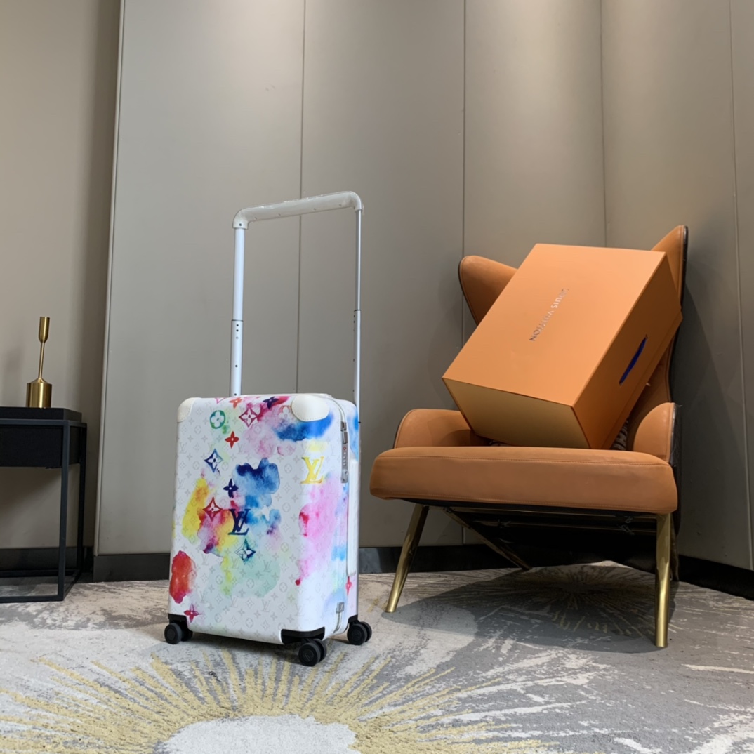 Esta maleta Horizon 55 está hecha de lona Monogram Watercolor Multico, mostrando las coloridas acuarelas que Virgil Abl…