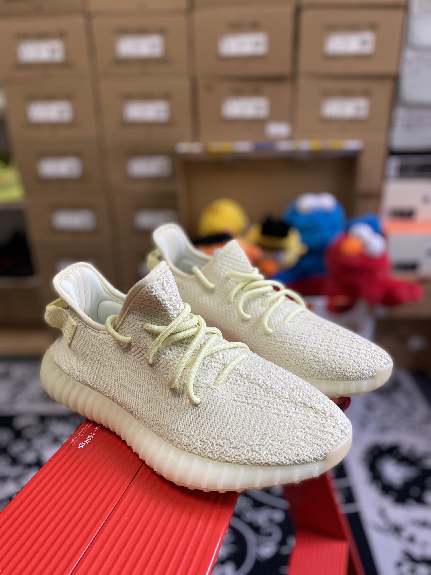 YEEZY350v2黄油最强性价比版本懂货的看鞋型一眼便知不用赘述货号F36980尺码36-47带半码