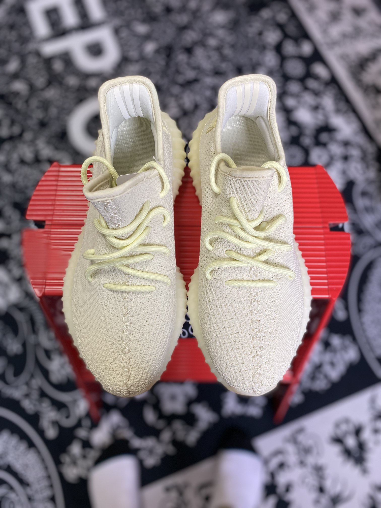 YEEZY350v2黄油最强性价比版本懂货的看鞋型一眼便知不用赘述货号F36980尺码36-47带半码