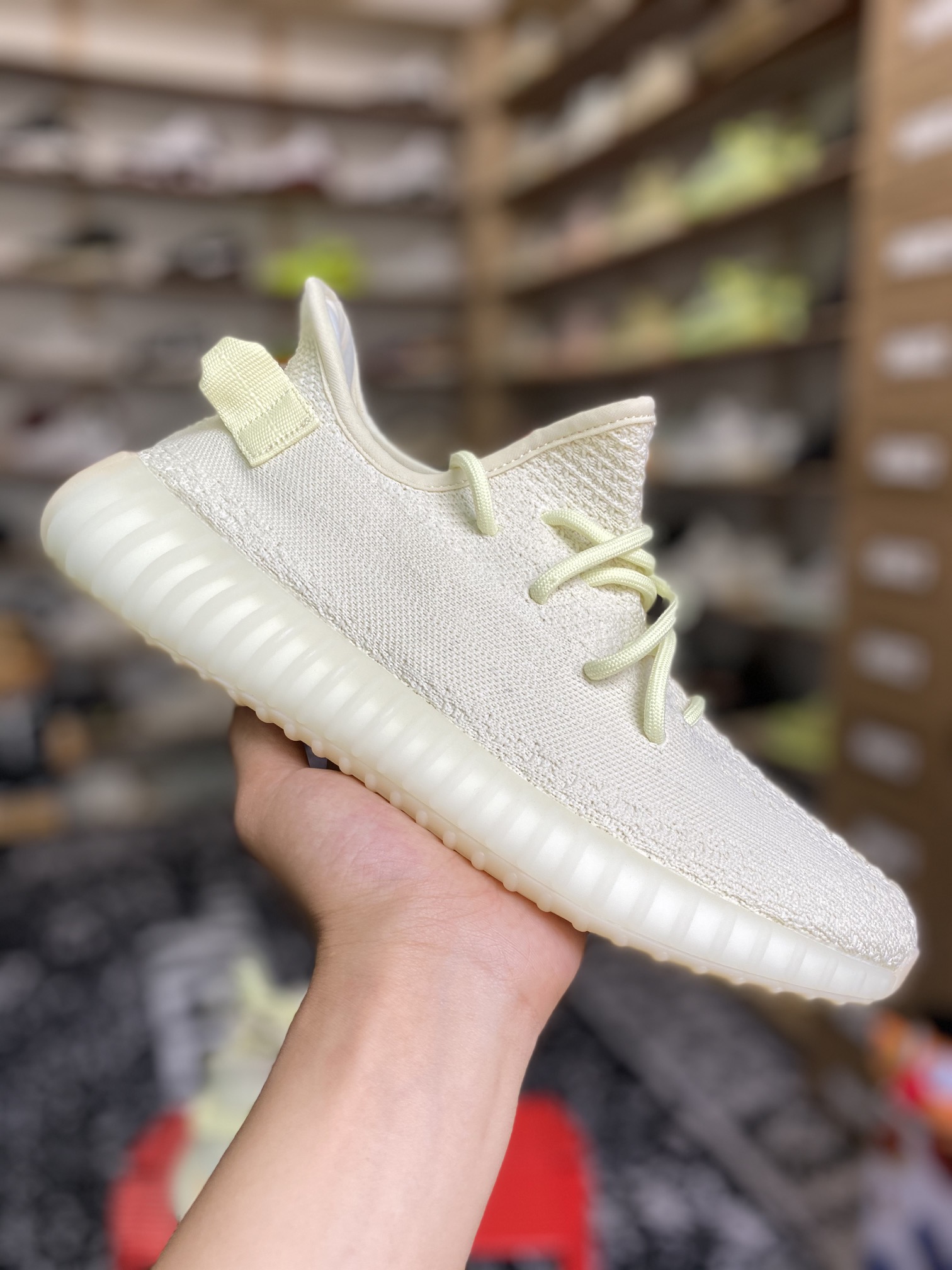 YEEZY350v2黄油最强性价比版本懂货的看鞋型一眼便知不用赘述货号F36980尺码36-47带半码