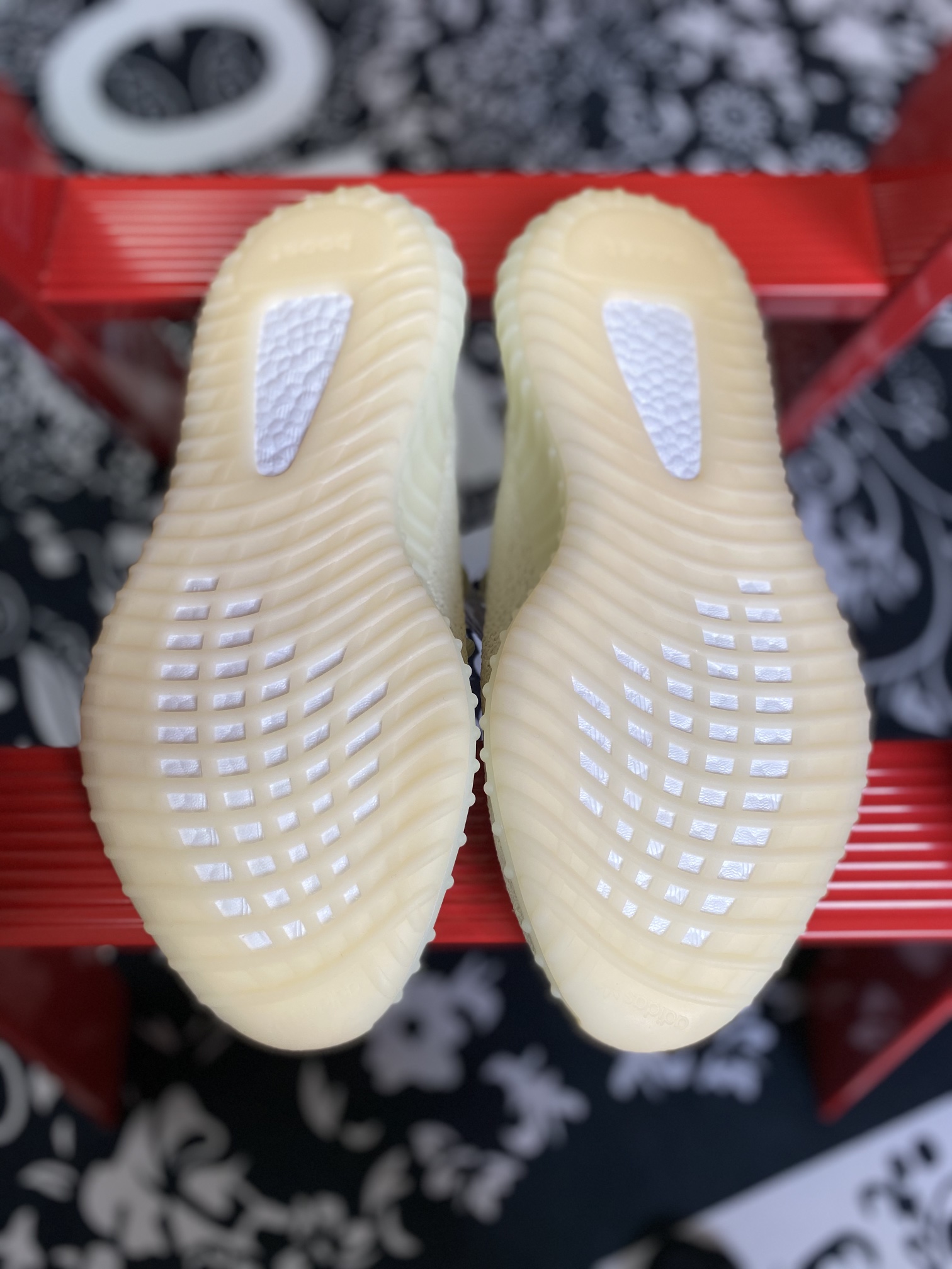 YEEZY350v2黄油最强性价比版本懂货的看鞋型一眼便知不用赘述货号F36980尺码36-47带半码