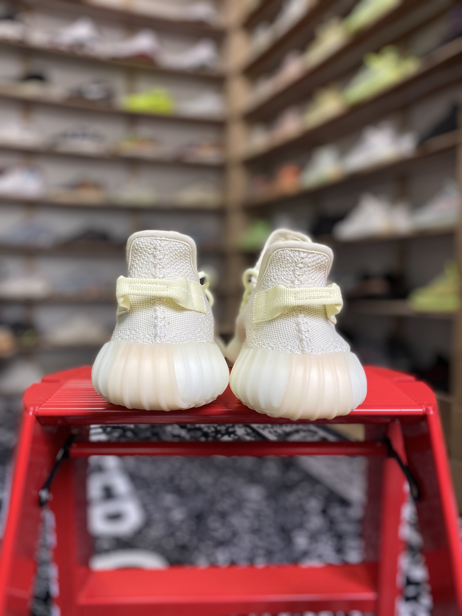 YEEZY350v2黄油最强性价比版本懂货的看鞋型一眼便知不用赘述货号F36980尺码36-47带半码