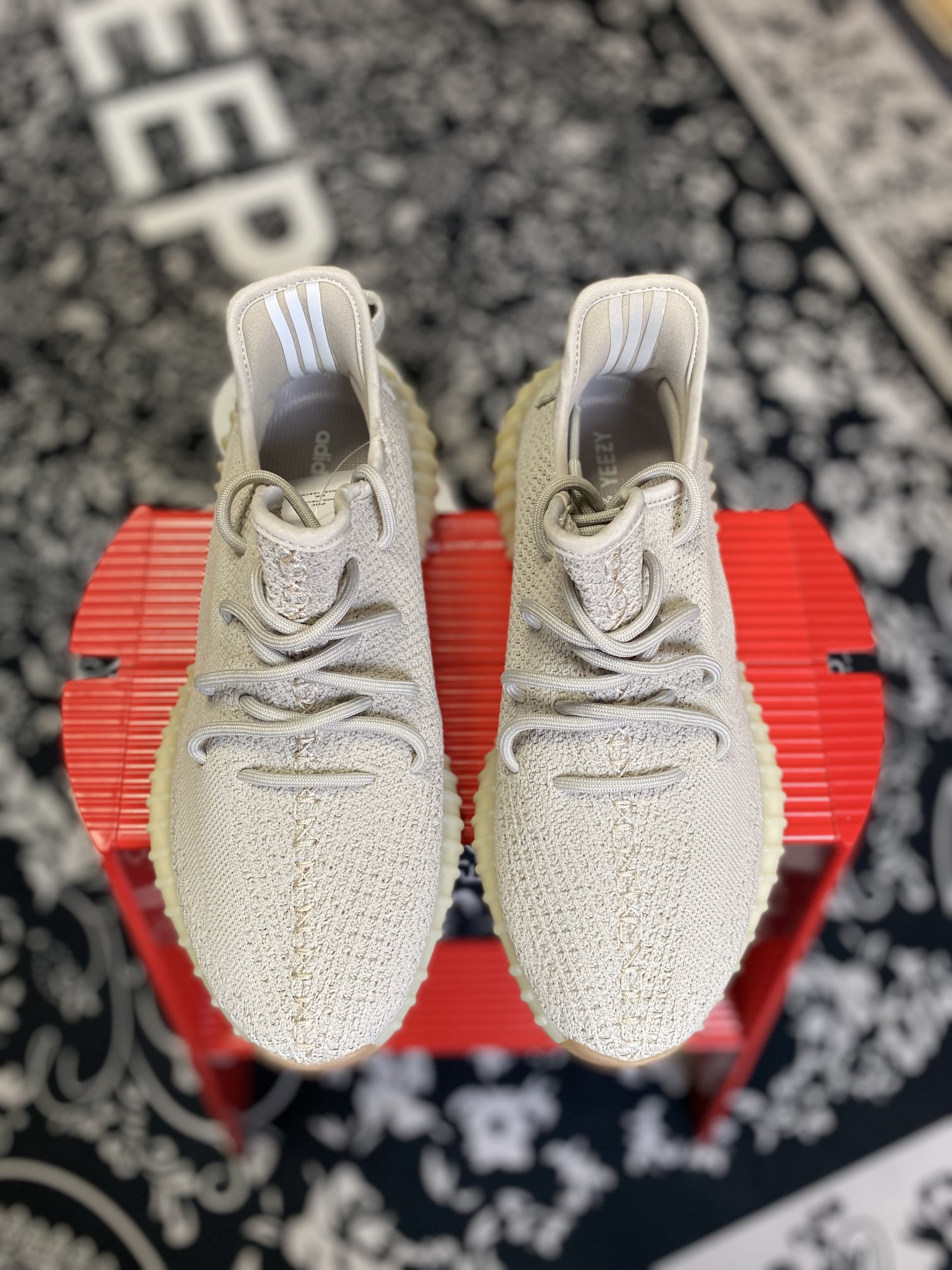 YEEZY350v2芝麻最强性价比版本懂货的看鞋型一眼便知不用赘述货号F99710尺码36-47带半码