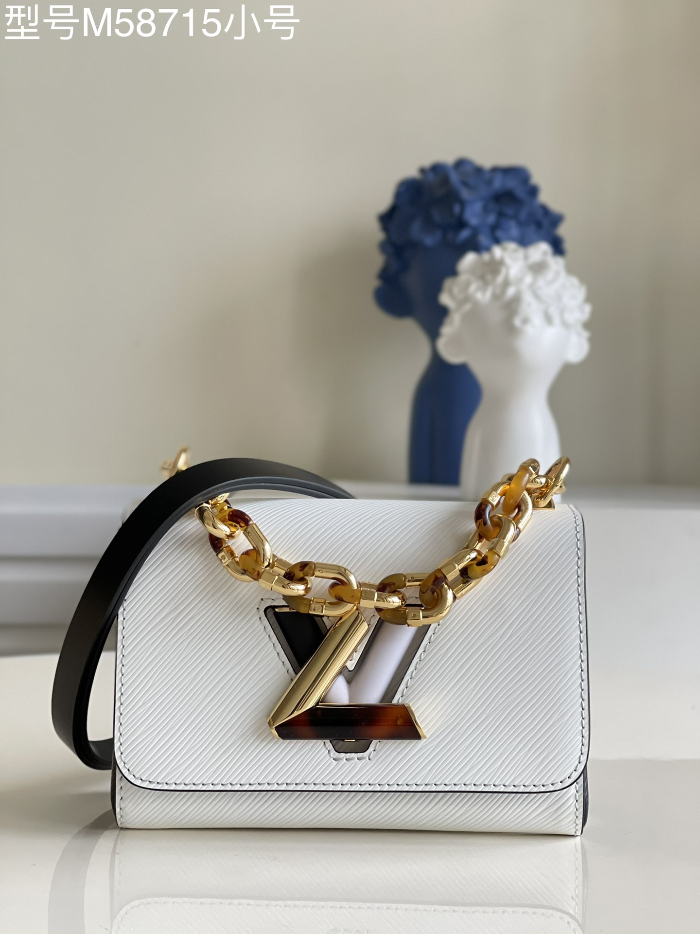 NO:397217,【Exclusive real photo of M58715 white small】M50280 M50332 This Twist small handbag is made of Epi grain leather, embellished with tortoiseshell and two-color stone. The LV Twist twist lock and chain are embossed with details, demonstrating the exquisite craftsmanship of the brand. The removable and adjustable shoulder straps enable multiple carrying methods. 19.0 x 15.0 9.0 cm s.,LV [original leather],louis vuitton19860909【独家实拍M58715白色小号】M50280 M50332 本款 Twist 小号手袋取材 Epi 粒面皮革,以玳瑁和双色石点缀 LV Twist 扭锁及链条,于细节处彰显品牌精湛匠艺.可拆卸并调节的肩带实现多种背携方式.19.0 x 15.0 9.0厘米 s.,LV【原厂皮】,louis vuitton,Bag