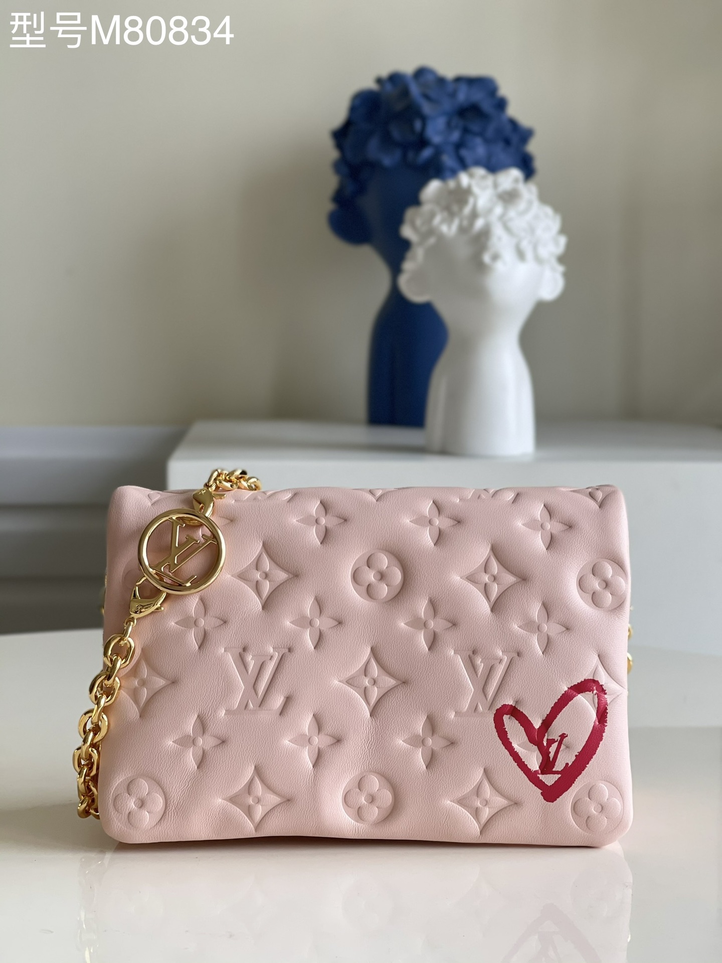 NO:397328,【Exclusive real photo M80834】Pochette Coussin chain bag comes from Fall in Love capsule series, drawing stunning from the makeup world. Silky sheepskin presents a hand-painted heart-shaped pattern with a detachable chain. It can shine day and night for both shoulders and back or waist. Size 20 x 14 x 8 cm J.,LV [original leather],louis vuitton,sheepskin19860909【独家实拍M80834】Pochette Coussin 链条包出自 Fall in Love 胶囊系列,向彩妆世界汲取姿彩.丝滑羊皮呈现手绘心形图案,搭配可拆卸链条.无论肩背或系腰均可闪耀昼夜场合. 尺寸20 x 14 x 8 厘米 J.,LV【原厂皮】,louis vuitton,sheepskin,Bag
