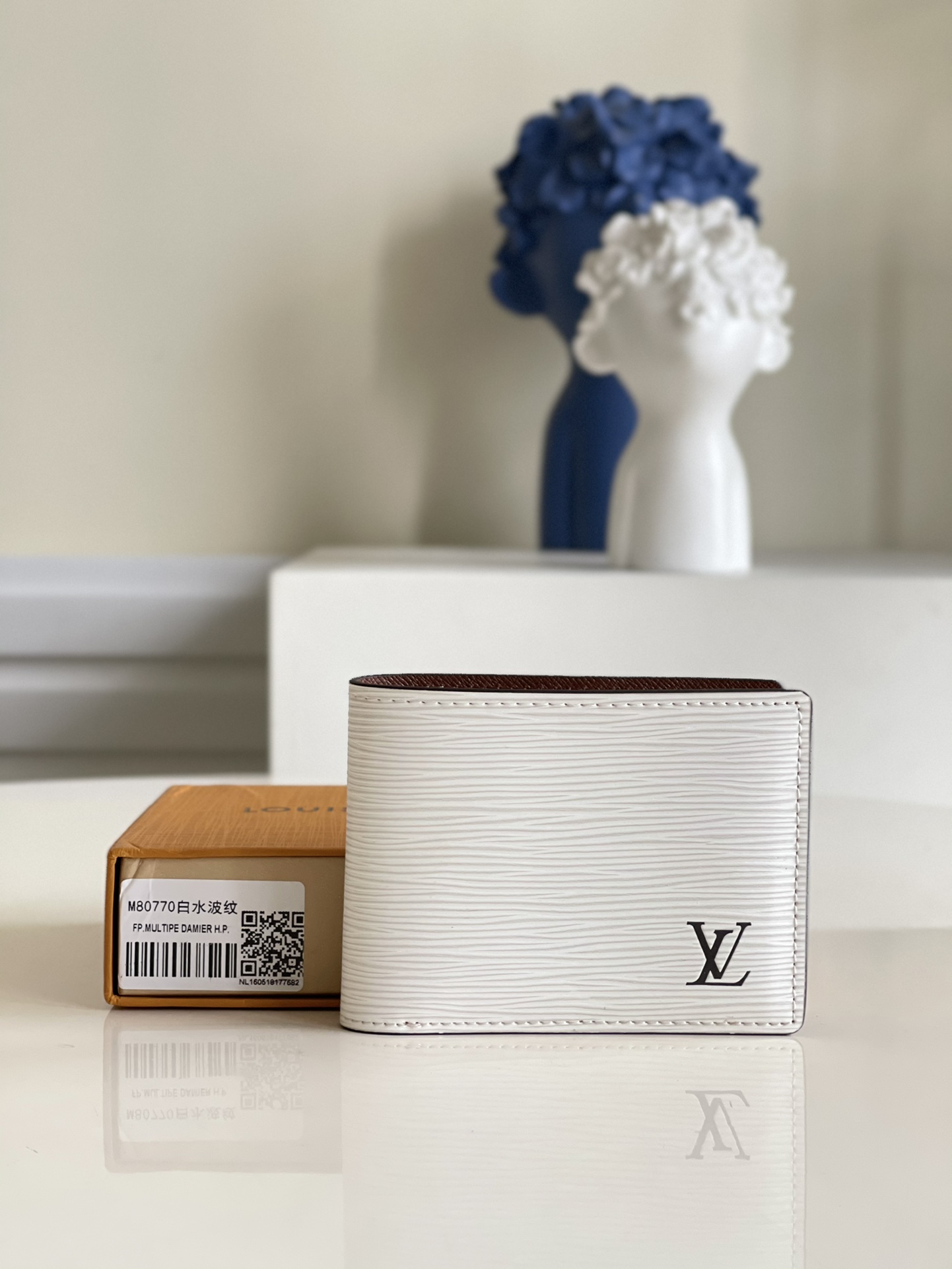 NO:397223,【Exclusive real photo M80770 white】Water ripple new men's short clip This Multiple wallet is made of soft Epi leather, with LV embossed letter logo on the corners, modern and fashionable. It has varied functions, with multiple card mezzanines, 2 compartments for storing paper bills and 2 side mezzanines for storing notes. The handbag can still be easily placed in most pockets and bags 11.5 x 9 x 1.5 cm z.,LV [original leather],louis vuitton19860909【独家实拍M80770 白色】水波纹 新款男士短夹 本款 Multiple 钱夹由柔软的 Epi 皮革制成,角落处低调饰有 LV 压纹字母标识,摩登时尚.功能多样,配有多个卡片夹层、2 个可存放纸钞的隔层与 2 个可存放票据的侧面夹层.该手袋仍可轻松放入大多数口袋与包袋中11.5 x 9 x 1.5 厘米 z.,LV【原厂皮】,louis vuitton,Bag