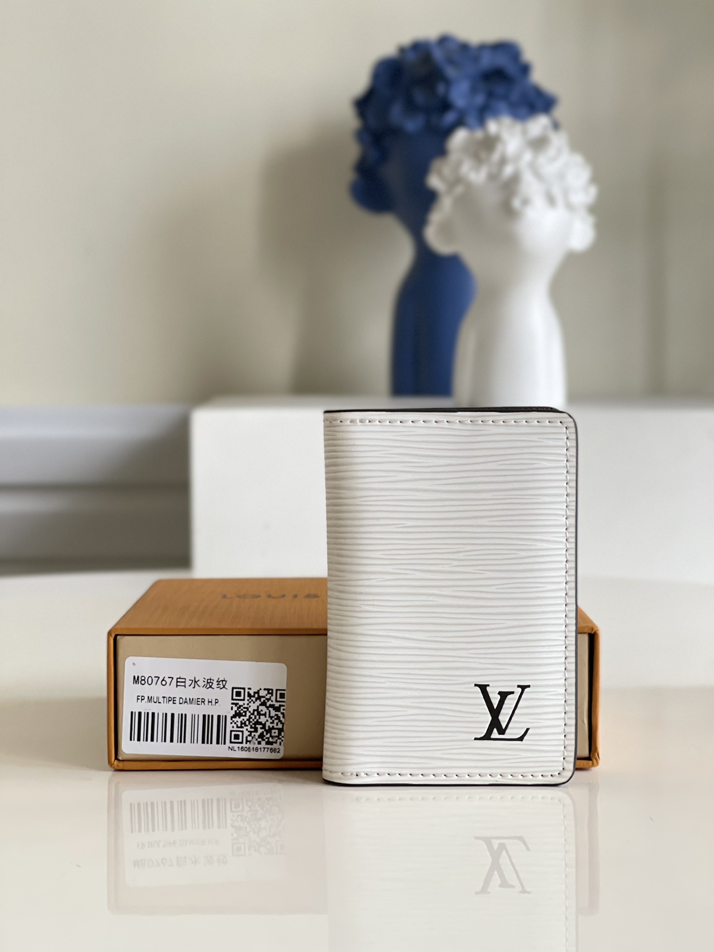 NO:397221,【Exclusive real photo M80767 white】Water ripple new men's card bag This pocket wallet is made of Epi leather, and the inner layer is made of grinding leather and Monogram Eclipse canvas material. The Monogram pattern unexpectedly adds the brand style. The inner layer is equipped with 3 card mezzanines and 5 inner bags. The LV embossed letter tone contrasts sharply with the body. 8 x 11 x 1 cm z.,LV [original leather],louis vuitton19860909【独家实拍M80767 白色】水波纹 新款男士卡包 本款口袋钱夹由 Epi 皮革制成,内层采用磨面皮革与 Monogram Eclipse 帆布材质打造.Monogram 图案意外增添品牌格调.内层配有 3 个卡片夹层与 5 个内袋.LV 压纹字母色调与包身形成鲜明对比.8 x 11 x 1 厘米 z.,LV【原厂皮】,louis vuitton,Bag