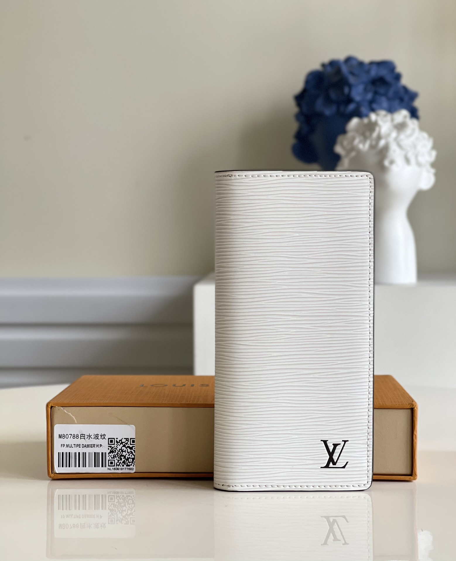 NO:397225,【Exclusive real photo M80788 white】Water rippling new men's suit clip This large-size Brazza men's wallet can place all items in an orderly manner. The outer layer is made of Epi embossed leather, and the inner layer is made of ground leather. It is made of Monogram Eclipse canvas material, which is elegant and elegant. It is equipped with a large-size zipper compartment for storing coins, multiple card mezzanines and banknote compartment. 10 x 19 x 2 cm z.,LV【original leather】,louis vuitton,business suit19860909【独家实拍M80788 白色】水波纹新款男士西装夹 本款大尺寸 Brazza 男士钱夹可有序摆放所有物品.外层由 Epi 压纹皮革制成,内层则由磨面皮革制成,搭配 Monogram Eclipse 帆布材质,英气典雅.配有可存放硬币的大尺寸拉链隔层、多个卡片夹层以及纸钞隔层.10 x 19 x 2 厘米 z.,LV【原厂皮】,louis vuitton,business suit,Bag