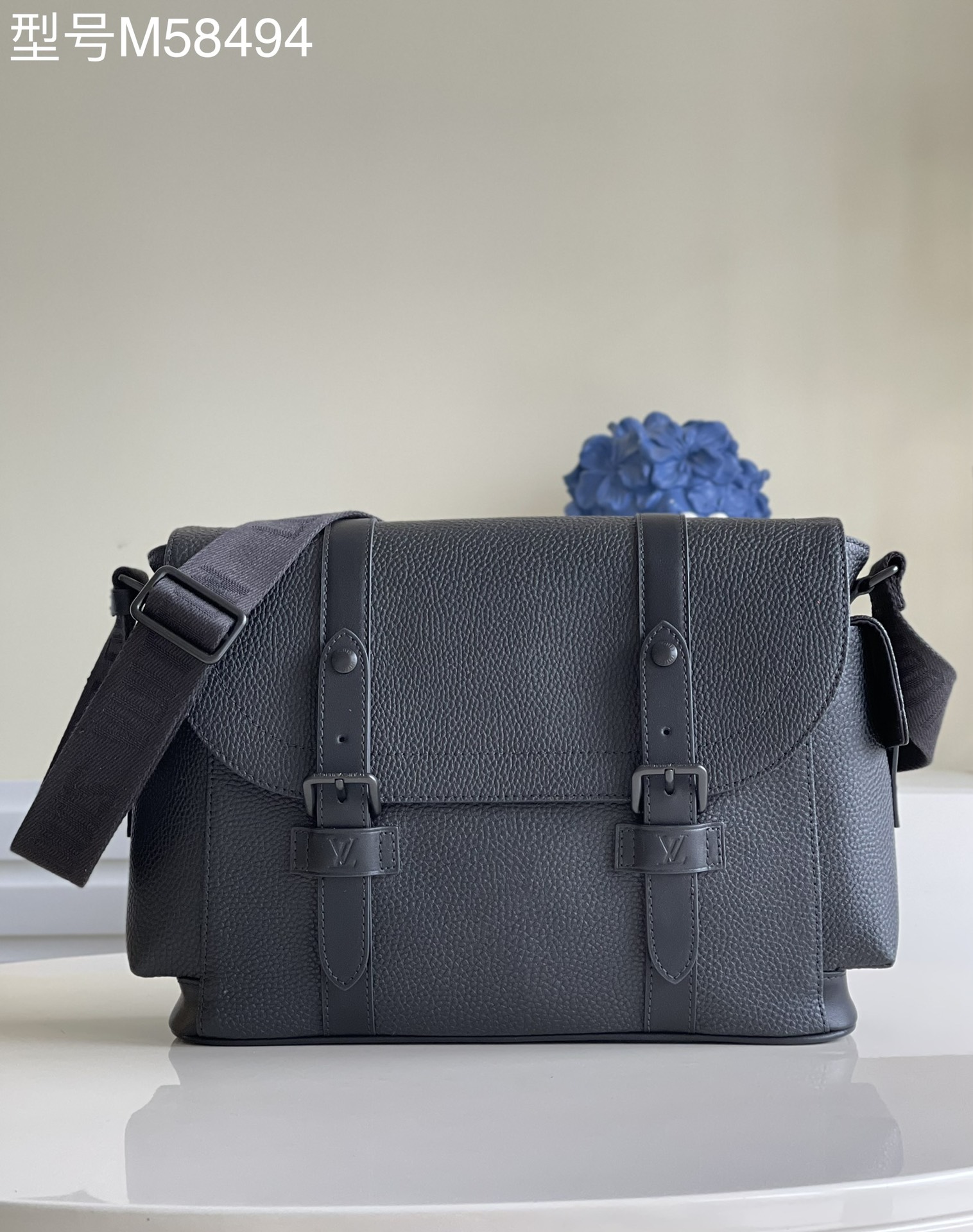 NO:397518,【Exclusive real shot M58494】 Christopher messenger bag is both elegant and practical. This messenger bag is made of classic Monogram Macassar lychee pattern, soft and comfortable, exquisite and elegant, with large internal capacity. The exquisite buckle and accessories can be filled. Size 33.0 x 28.0 x 11.0cm m.850, LV [original leather], louis vuitton19860909【独家实拍M58494】 Christopher 信使包兼具优雅和实用.这款信使包采用经典的Monogram Macassar荔枝纹制作,柔软舒适,精致优雅,内部容量大.精巧的搭扣和配件能充 尺寸33.0 x 28.0 x 11.0cm m.850,LV【原厂皮】,louis vuitton,Bag