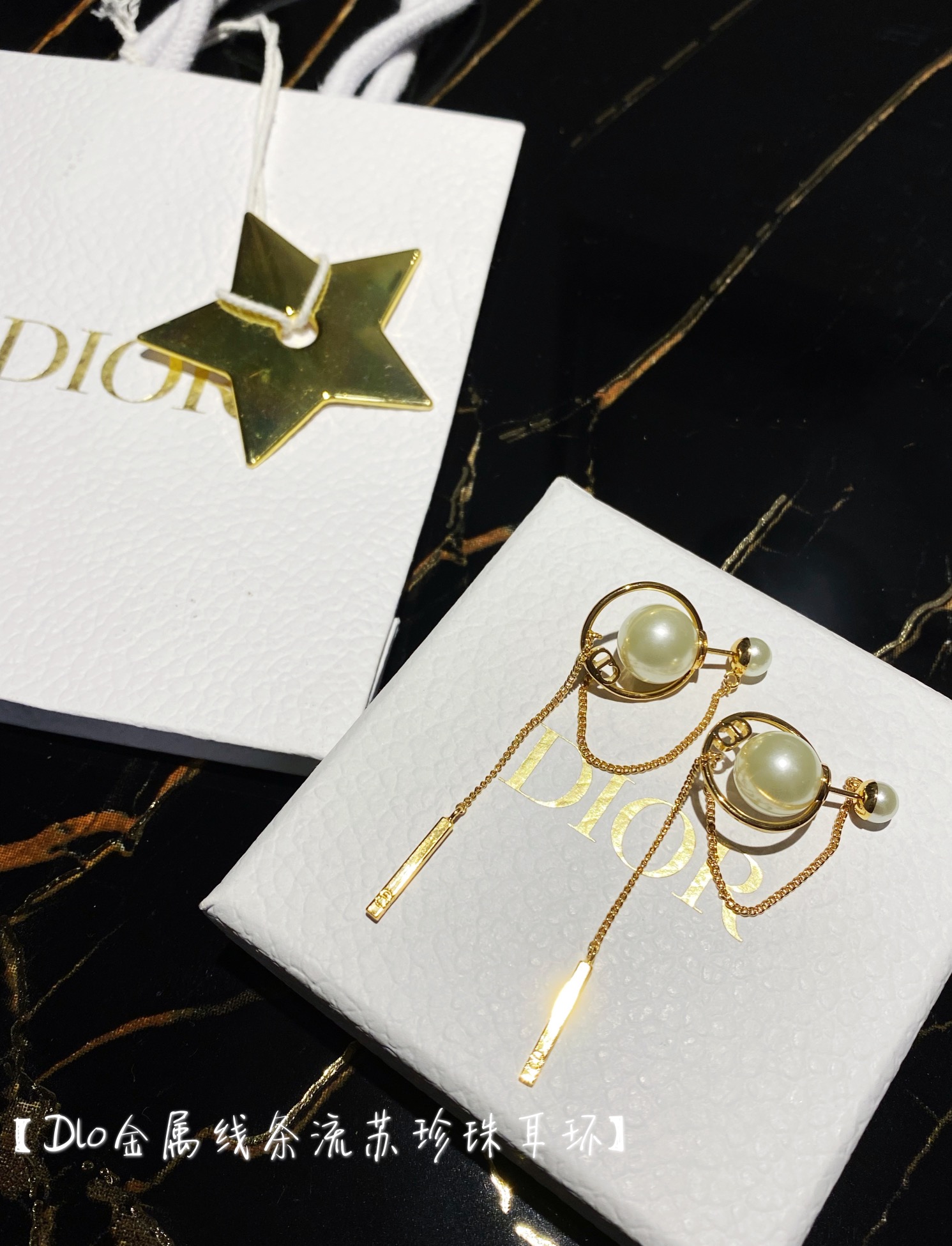 NO:720607,88160【D!  or metal line tassel pearl earrings] ·Classic style, very flattering face shape ·CD engraving on 4 sides of the metal rod ·Customized chain that is consistent with the original version, not a thick chain with general specifications on the market  ZP, a very good-looking one for the upper ear. Both colors are recommended. It can be said that it is my favorite among all the items in this season. The pearls are all white and blue-colored beads. The hardware has sharp edges and corners, and the engravings are clear and three-dimensional. You will love it if you get it in kind [strong] [strong],, earrings, high-end Cartier jewelry1986090988160【D！or金属线条流苏珍珠耳环】 ·经典十足的款,十分修饰脸型 ·金属棒4面均有cd刻字 ·定制一致原版的链条,不是市面上通用规格的粗链条 ZP,上耳非常好看的一款,两色颜色都建议入,可以说这一季度所有单品里边我最喜欢的一款了哈,珍珠全部特定的白里透青的色珠,五金棱角分明,刻字清晰立体,一款实物到手你会喜欢到不行的一款[强][强],,earrings,卡迪亚高端饰品,Jewelry