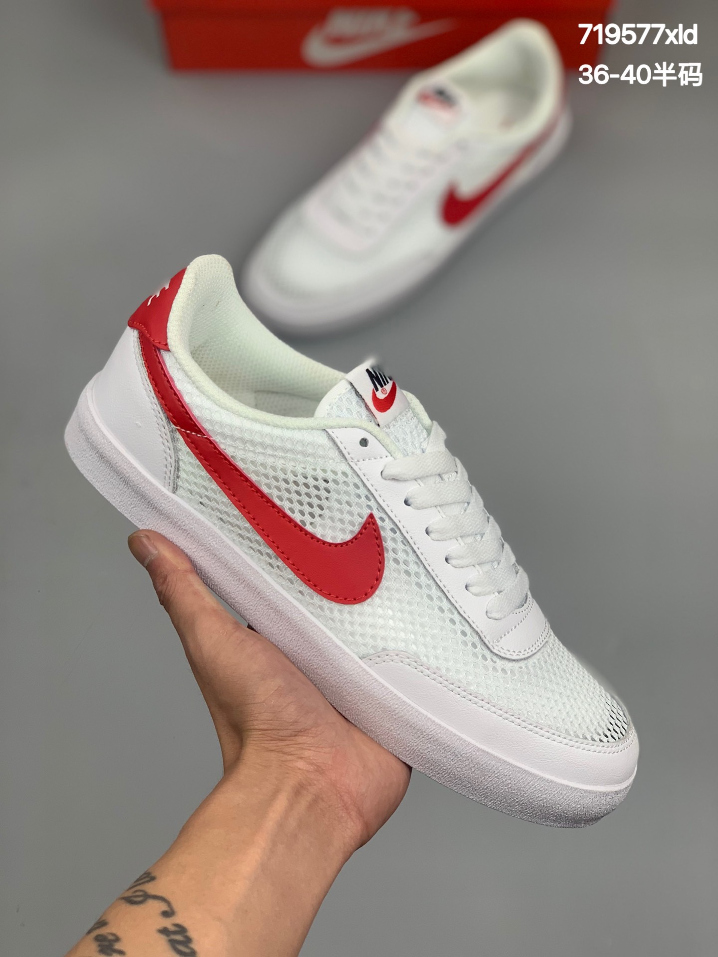 
J.Crew x Nike 联名 Killshot II Leather 采用米白色皮革制作鞋身，Swoosh 点缀其中，最后搭载棕色生胶大底，流露出满满的复古气气息货号：432997-124
尺码:36-40半码
编码:720577xld