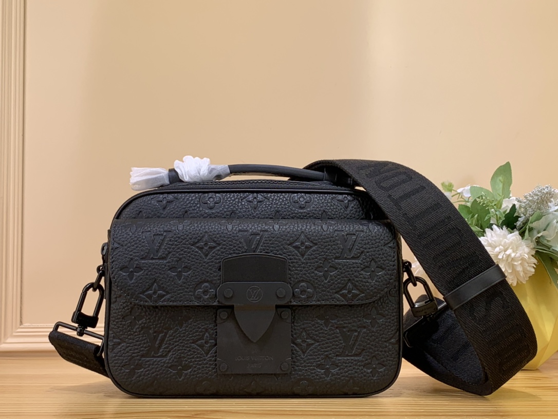 NO:552348,Top original order [S LOCK messenger bag] m58489 gram color (embossed) This S Lock messenger bag is made of soft Taurillon leather, using elegant black tones, embellished with the brand's traditional Monogram embossed pattern. The magnetic lock is inspired by the hard case lock designed by Georges Vuitton in 1886. It has a modern temperament and can ensure the safety of items. Equipped with a hard case style handle and LV  Logo shoulder strap for easy carrying Dimensions 22 x 18 x 8 cm 6617065,,louis vuitton19860909顶级原单【S LOCK 邮差包】 m58489 克色（ 压花） 本款 S Lock 邮差包由柔软 Taurillon 皮革制成,选用优雅的黑色色调,点缀品牌传统的 Monogram 压纹图案.磁吸锁扣以 Georges Vuitton 于 1886 年设计的硬箱锁扣为灵感打造,深具摩登气质,可确保物品安全无虞.配有硬箱风格手柄与 LV 标识肩带,便于背携 尺寸22 x 18 x 8 厘米 6617065,,louis vuitton,Bag