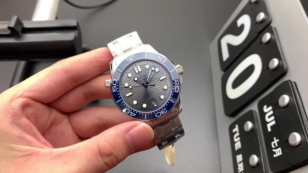 Omega 蓝灰海马300