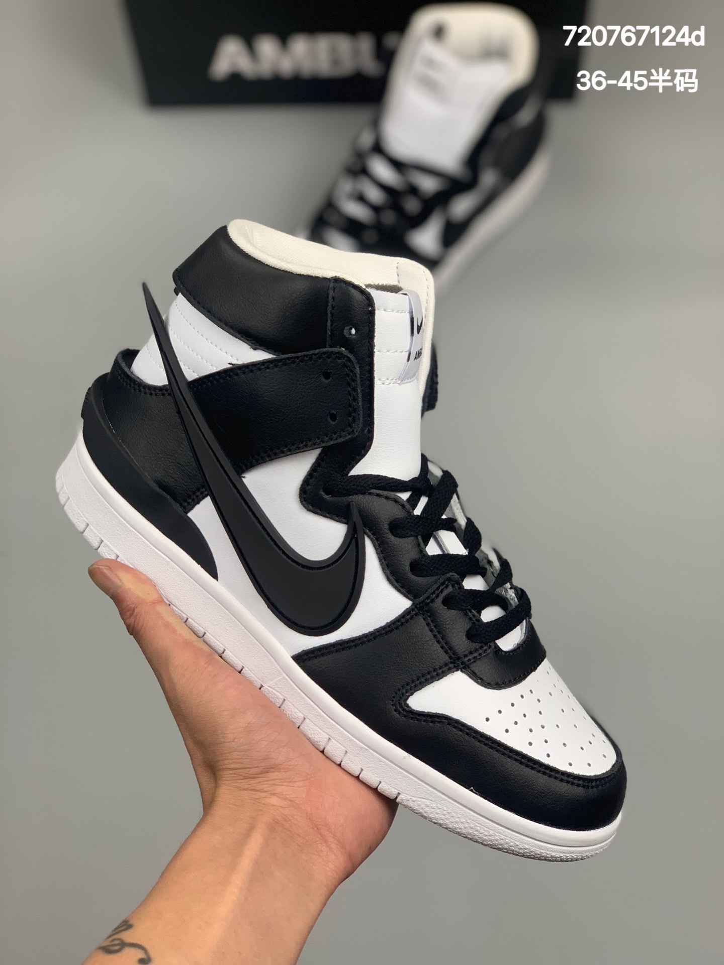 
头层皮AMBUSH x SB Dunk High 滑板鞋高帮 黑白大勾 吴亦凡同款 小红书代购平台专供 以早年间最经典的 Dunk Hi 为蓝本，通过黑白撞色与夸张 Swoosh 的视觉冲突，营造复古气氛之下的时尚气质。服饰方面则采用洛杉矶湖人和布鲁克林篮网 Logo 为核心，将训练服饰进行重新演绎。贯穿双肩的醒目标志，视觉冲击极为强烈。 搭配黑白双色尽显街头气质。鞋款最大亮点在于侧身 Swoosh Logo 延至后跟并超过鞋身，以夸张设计带来辨识度的提升，醒目效果极强。鞋舌与后跟处均饰有 AMBUSH 字样，鞋款联名身份不言而喻货号：CU7544-001尺码：36 36.5 37.5 38 38.5 39 40 40.5 41 42 42.5 43 44 44.5 45 
编码:720767124d