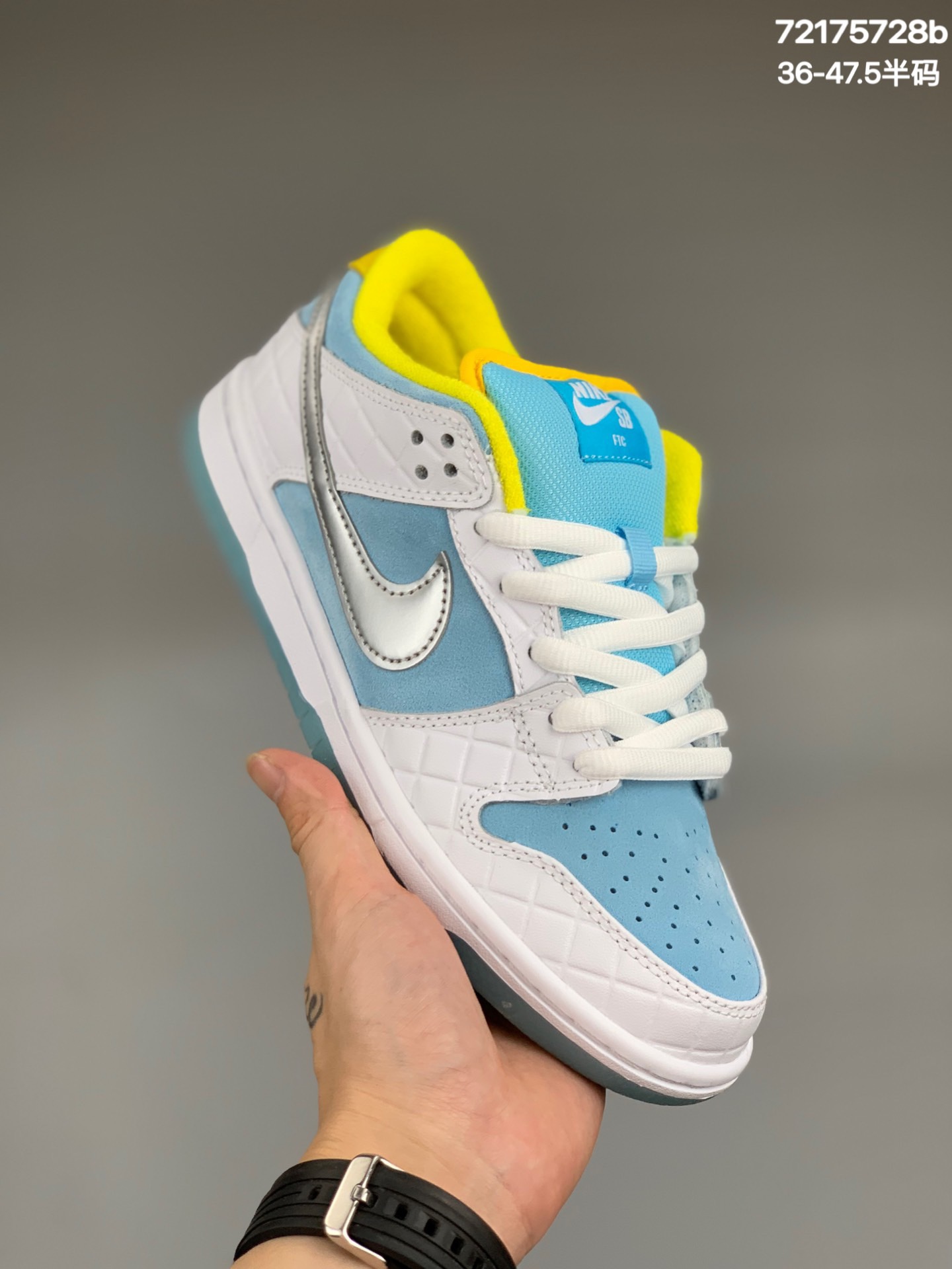 
FTC x Nike SB Dunk Low Pro “Lagoon Pulse” 泡汤为了跟随美国日渐风靡街头文化，Nike选择了街头滑板运动作为切入口，扩大运动品牌领域。诞生于2002年的Nike Dunk SB，正是Nike专为滑板运动推出的改良版复古鞋款。Nike Dunk SB，全称Dunk Low（Hi）Pro SB，SB的全称是Skate Board，即滑板运动。Dunk SB顾名思义，具有经典的Dunk血缘，又注入了更多的时尚元素。相较于普通的Dunk滑板鞋，改良版的Dunk SB加厚了鞋舌的填充，使舒适性大大提升，同时也更方便穿脱；中底部分则加入了脚感柔软舒适Zoom Air气垫，有效吸收滑板等极限运动在落地时带来的冲击力，为街头运动者们提供更好的保护货号:DH7687-400尺码：36 36.5 37.5 38 38.5 39 40 40.5 41 42 42.5 43 44 44.5 45 46 46.5 47.5
编码：72175728b