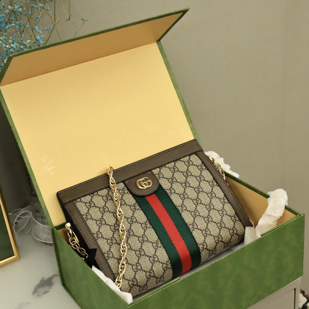 GUCCI Ophidia链条包🅿️220 高端版本.
采用GGsupreme高级人造帆布..复古又经典.
构造简约加上经典双G印花搭配.标志性条纹织带.
原版五金链条.斜挎手拿随时转换.深受好评百搭.
规格:26*17.5*8cm