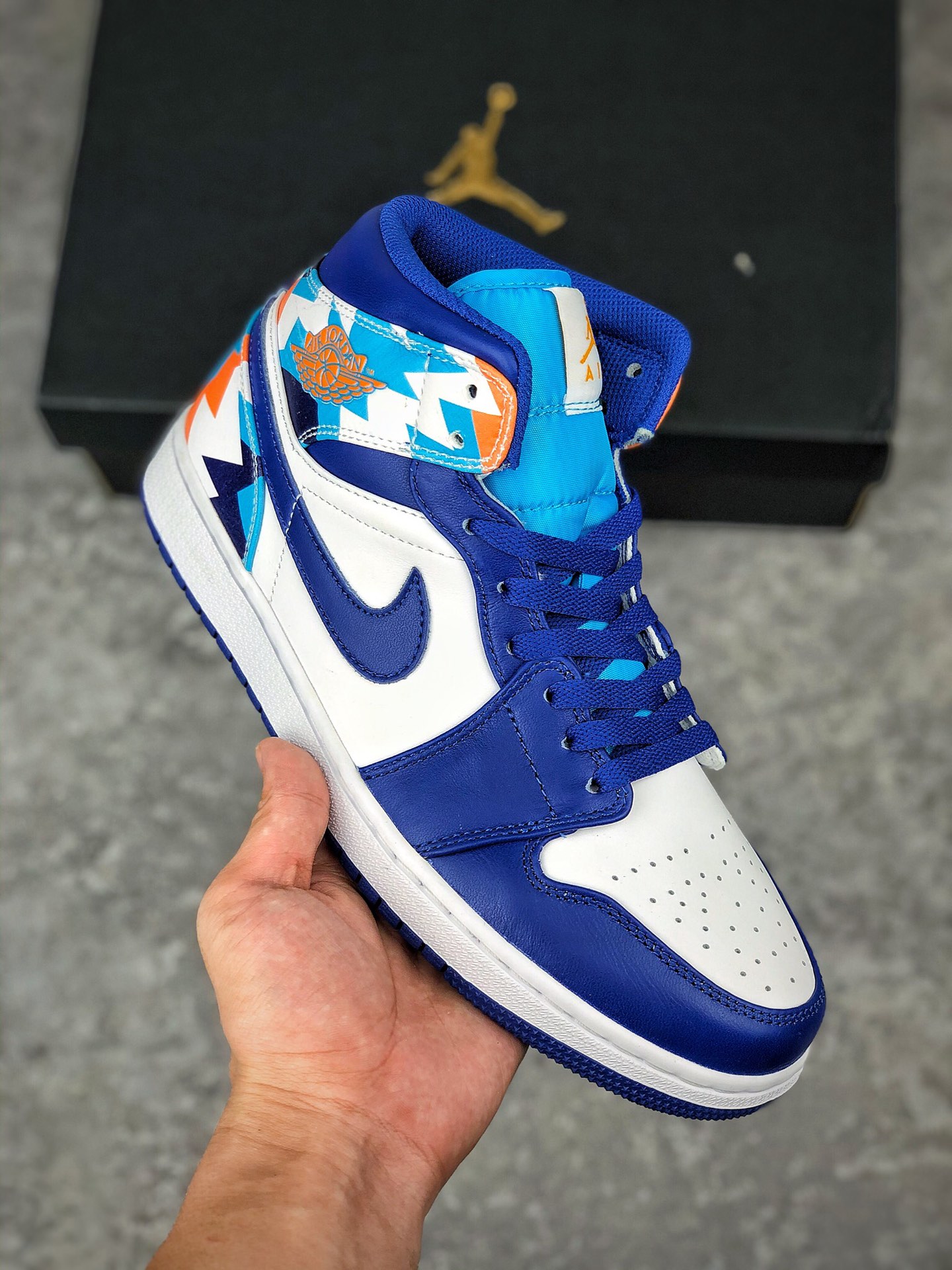  支持放店
 Air Jordan 1 Mid AJ1 乔1几何白蓝 中邦篮球鞋 555112-105
尺码：36 36.5 37.5 38 38.5 39 40 40.5 41 42 42.5 43 44 44.5 45 46