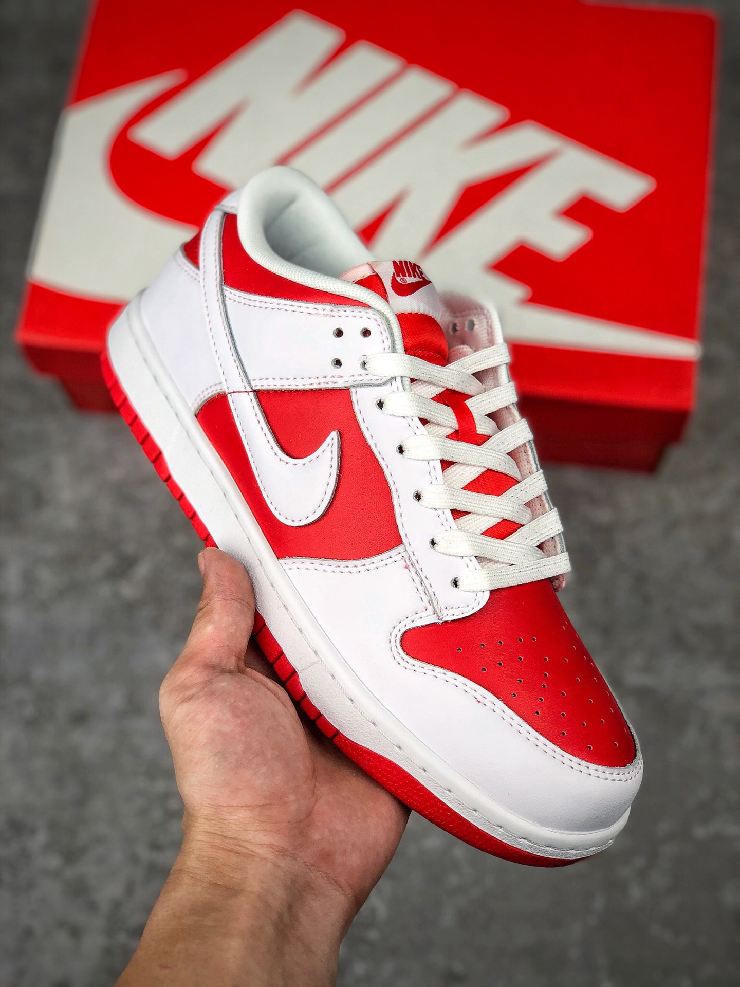  终端放货
Nike Dunk Low “University Red” 大学红 DD1391-600
这款Nike Dunk Low采用大学红、白色和橙色组合。鞋底、尼龙鞋舌和鞋跟、鞋垫和橡胶外底均采用红色皮革。接下来，白色皮革击中覆盖层、鞋舌标签、鞋带、鞋跟、衬垫和中底。最后，橙色落在鞋垫品牌上以完成外观。
尺码：36 36.5 37.5 38 38.5 39 40 40.5 41 42 42.5 43 44 44.5 45 46