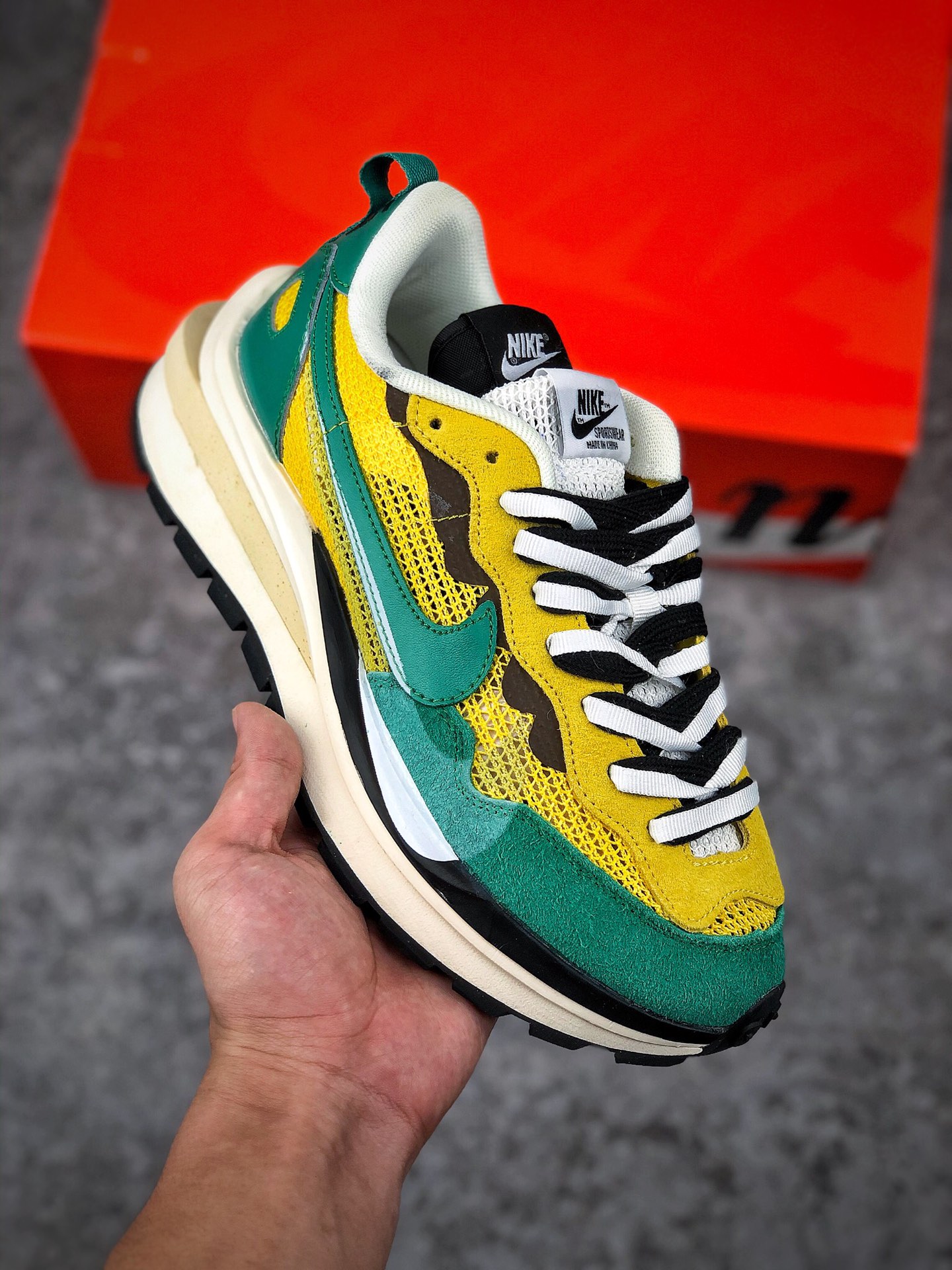 福利特价 
 支持放店
##Sacai X NIKe vaporWaffle “Tour Yellow ”华夫三代3.0走秀重磅联名 合作款 紫金配色 #正确纯原版本 独家原鞋开发 #原模数据大底 独家五层分离组合底 #原厂长绒皮料 质感十足 注意区分 #鞋款由Pegasus与VaporFly两款鞋型的设计元素共同构建，鞋身材质由翻毛皮和透气网布共同打造。熟悉的解构手法、重叠Swoosh、双重鞋舌、鞋带以及后跟SACAI字体都悉数保留，#最大亮点在于，本次鞋底变本加厉，层数更多!简直和巴黎世家的TripleS有一拼，增高效果妥妥的 
货号：DD1875-200 
尺码：36-45（带半码）