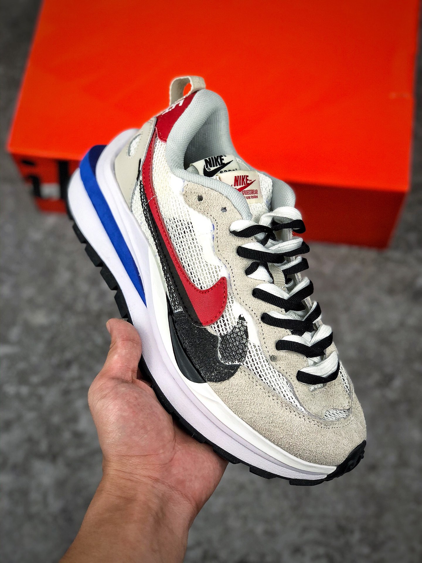 福利特价 
 支持放店
##Sacai X NIKe vaporWaffle “Tour Yellow ”华夫三代3.0走秀重磅联名 合作款 紫金配色 #正确纯原版本 独家原鞋开发 #原模数据大底 独家五层分离组合底 #原厂长绒皮料 质感十足 注意区分 #鞋款由Pegasus与VaporFly两款鞋型的设计元素共同构建，鞋身材质由翻毛皮和透气网布共同打造。熟悉的解构手法、重叠Swoosh、双重鞋舌、鞋带以及后跟SACAI字体都悉数保留，#最大亮点在于，本次鞋底变本加厉，层数更多!简直和巴黎世家的TripleS有一拼，增高效果妥妥的 
货号：DD1875-200 
尺码：36-45（带半码）